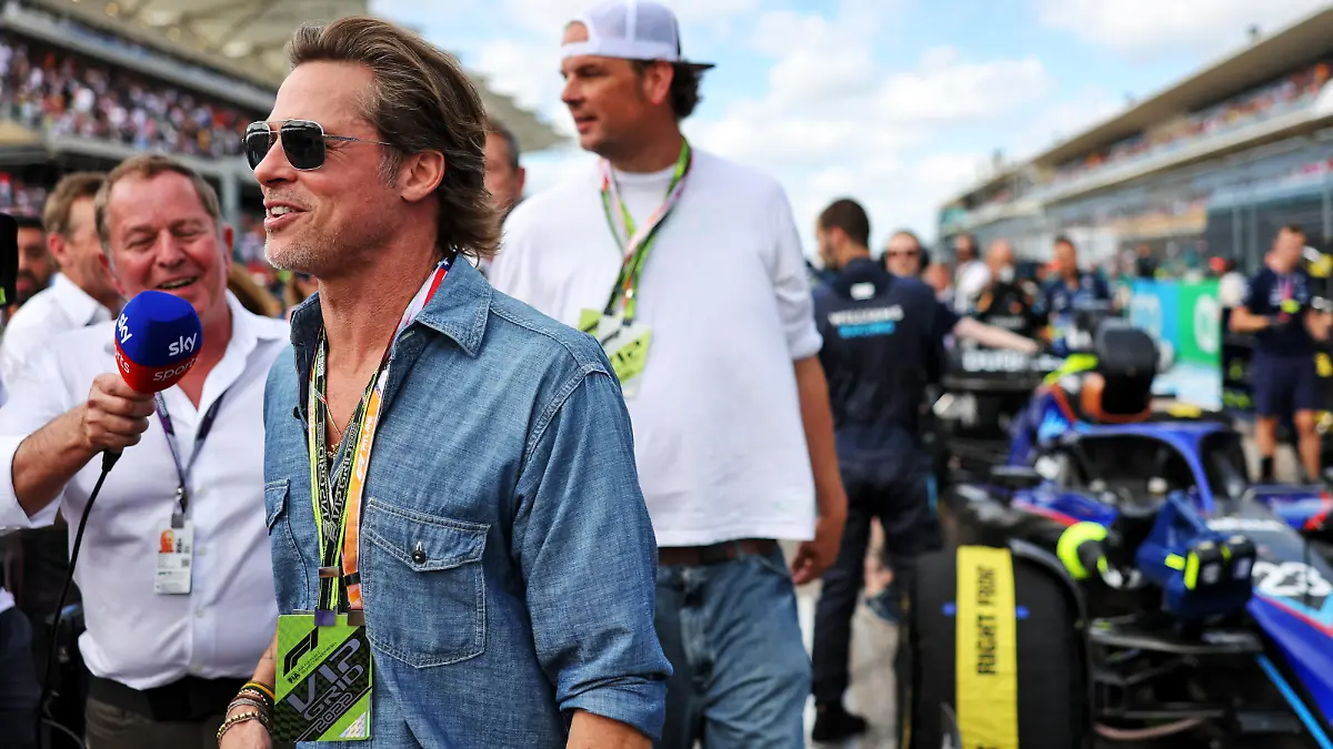 Martin Brundle (GBR) Sky Sports Commentator with Brad Pitt (USA) Actor on the grid.
23.10.2022. Formula 1 World Championship, Rd 19, United States Grand Prix, Austin, Texas, USA, Race Day.
- www.xpbimages.com, EMail: requests@xpbimages.com © Copyright: Bearne / XPB Images / action press