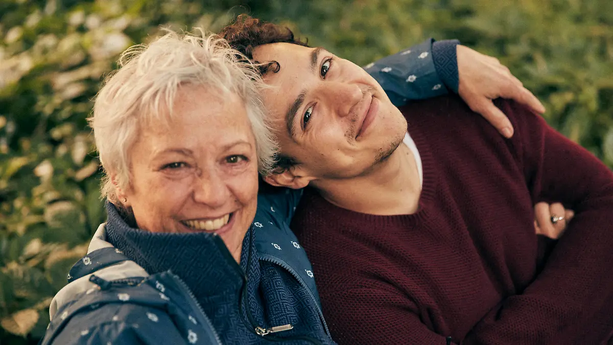 Mutter und Sohn im Grünen: Lukas Schreiber und Claudia Schreiber sind zusammen nach Aitutaki gereist.