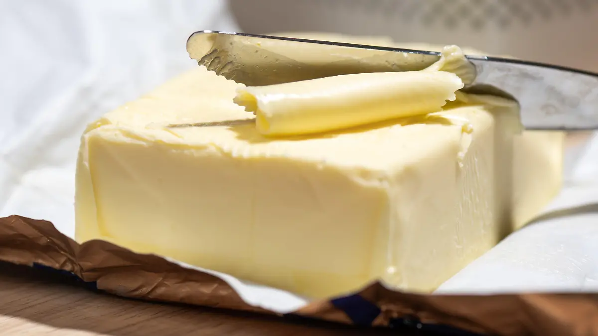 ARCHIV - 02.06.2022, Sachsen, Leipzig: Ein Stück Butter liegt auf einem Tisch. Die Butterpreise in Deutschland sind erneut auf breiter Front ins Rutschen geraten. (zu dpa «Butterpreise sinken erneut») Foto: Hendrik Schmidt/dpa +++ dpa-Bildfunk +++