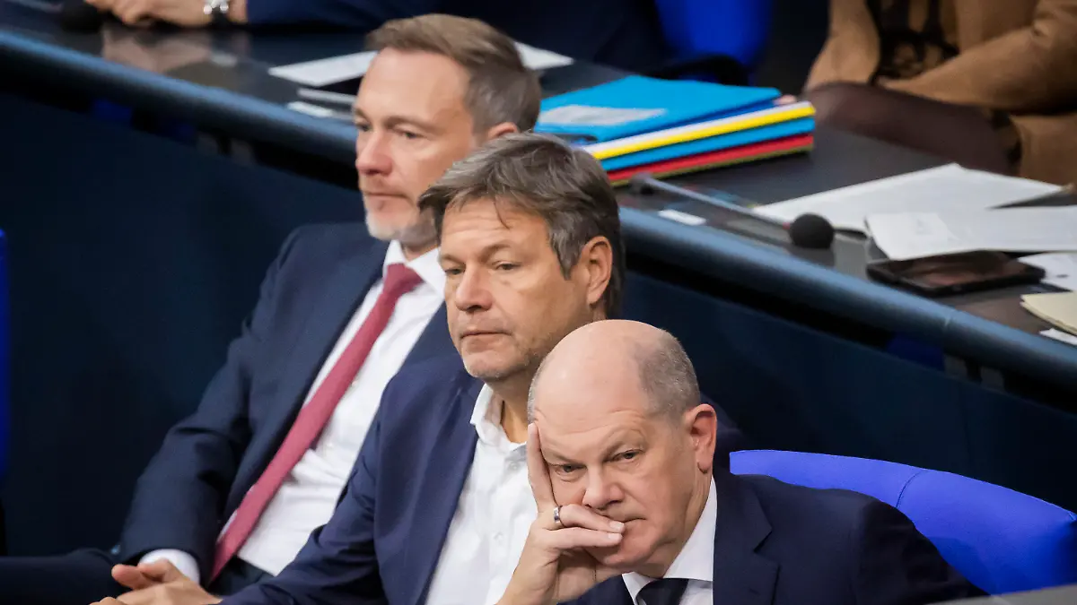ARCHIV - 19.10.2023, Berlin: Bundeskanzler Olaf Scholz (SPD, r-l), Robert Habeck (Bündnis 90/Die Grünen), Bundesminister für Wirtschaft und Klimaschutz, und Christian Lindner (FDP), Bundesminister der Finanzen, verfolgen im Plenum des Deutschen Bundestages die Debatte. (zu dpa «Ampel-Koalition verschiebt Beschluss des Haushalts 2024») Foto: Christoph Soeder/dpa +++ dpa-Bildfunk +++
