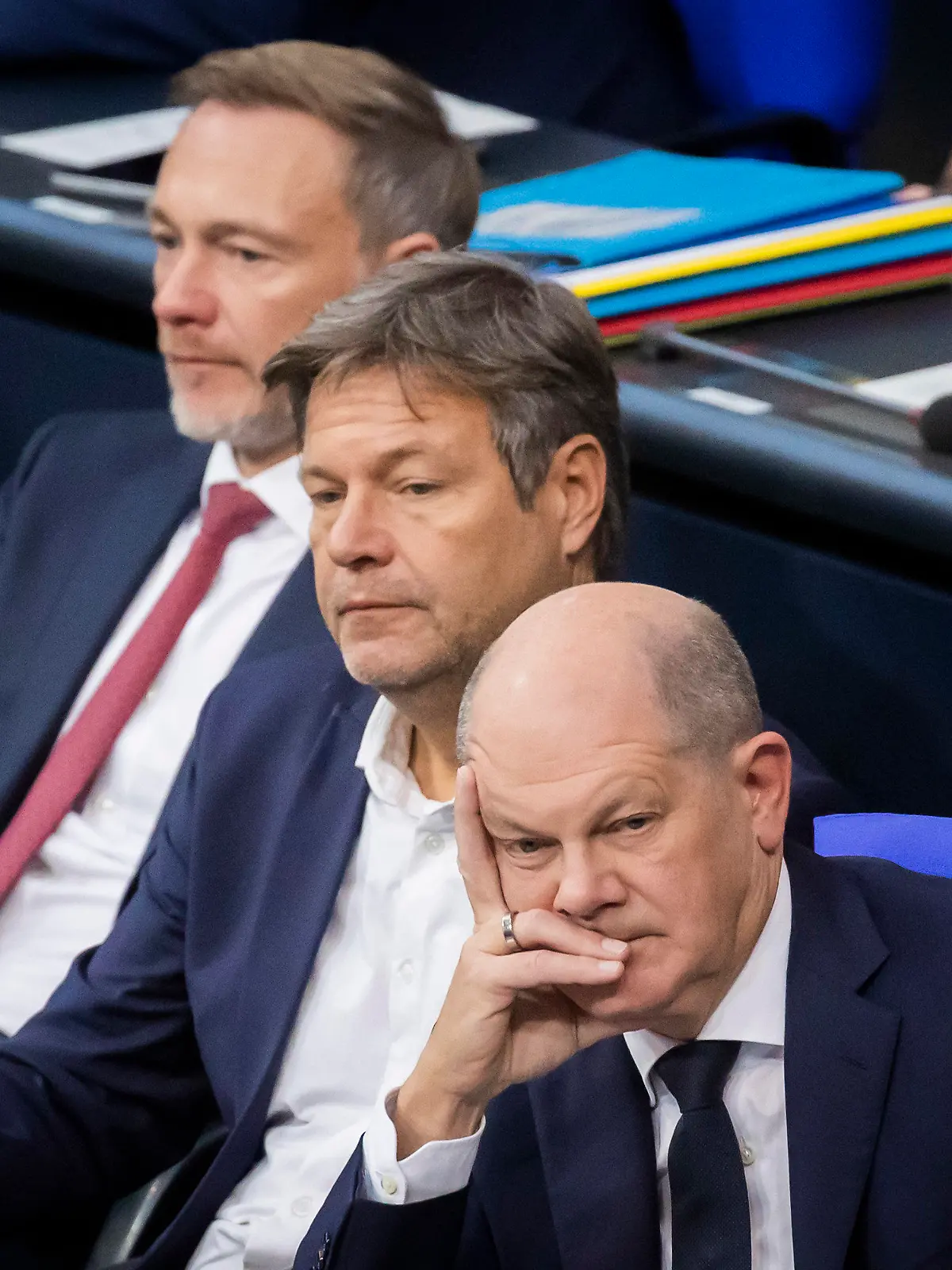ARCHIV - 19.10.2023, Berlin: Bundeskanzler Olaf Scholz (SPD, r-l), Robert Habeck (Bündnis 90/Die Grünen), Bundesminister für Wirtschaft und Klimaschutz, und Christian Lindner (FDP), Bundesminister der Finanzen, verfolgen im Plenum des Deutschen Bundestages die Debatte. (zu dpa «Ampel-Koalition verschiebt Beschluss des Haushalts 2024») Foto: Christoph Soeder/dpa +++ dpa-Bildfunk +++