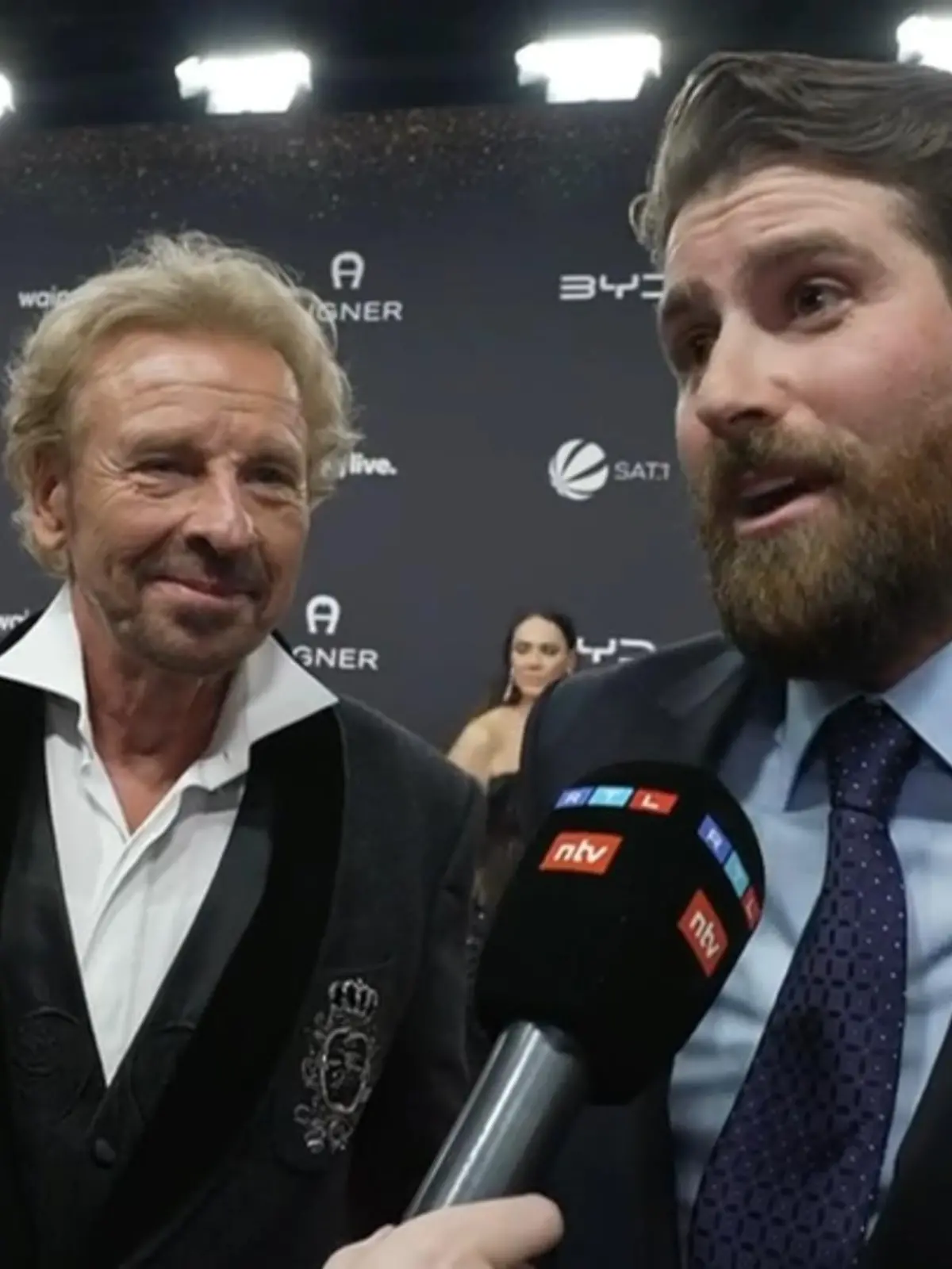Es ist das Ende einer Ära. Thomas Gottschalk macht Schluss mit „Wetten dass…?“. Am Rande der Bambi-Verleihung 2023 sprechen wir mit dem legendären Showmaster und seinem 41-jährigen Sohn Roman. Was der sich vom Papa im Ruhestand wünscht, ist wirklich zu süß!