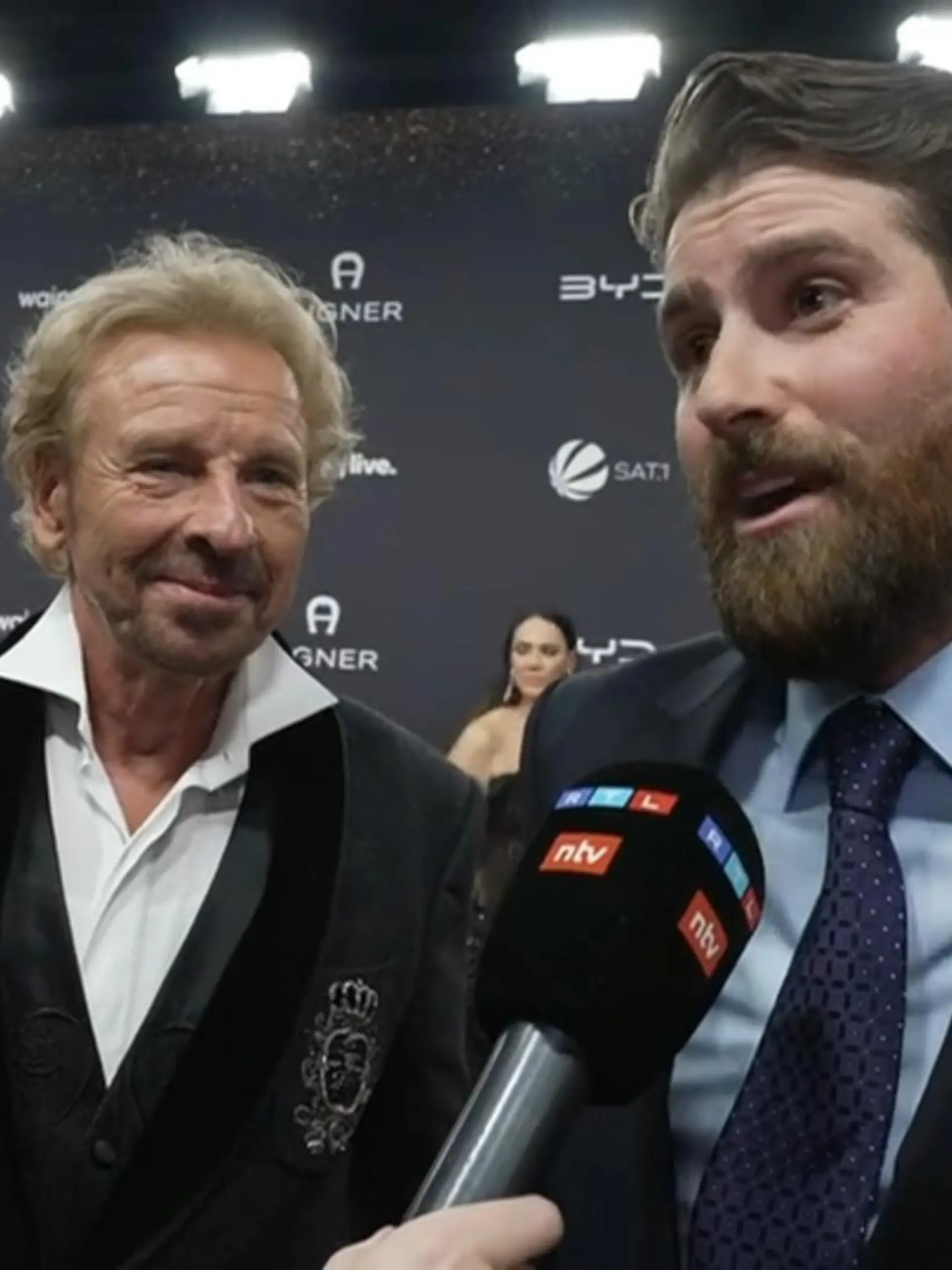 Es ist das Ende einer Ära. Thomas Gottschalk macht Schluss mit „Wetten dass…?“. Am Rande der Bambi-Verleihung 2023 sprechen wir mit dem legendären Showmaster und seinem 41-jährigen Sohn Roman. Was der sich vom Papa im Ruhestand wünscht, ist wirklich zu süß!