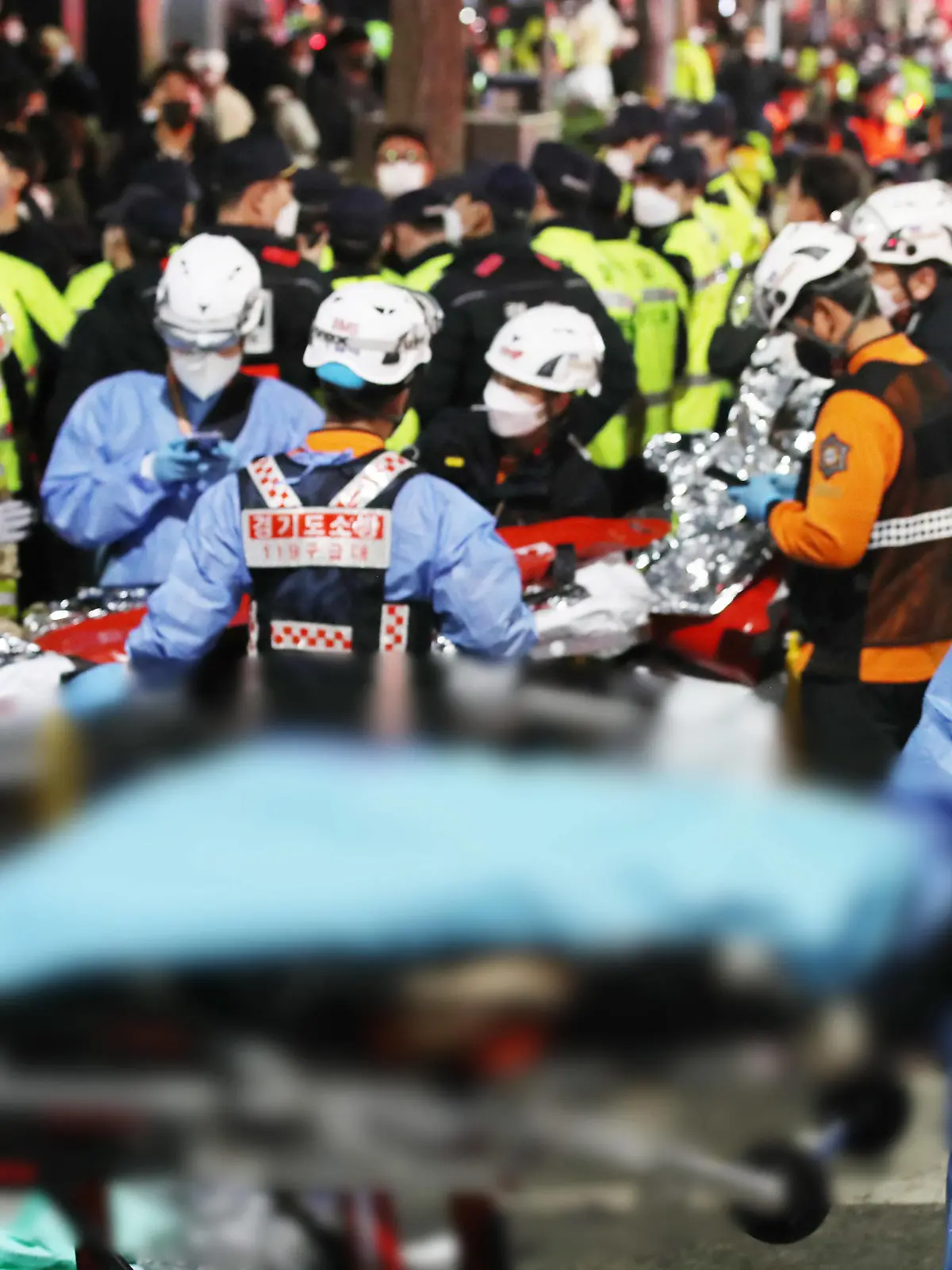 Südkorea, zahlreiche Tote nach Massenpanik in Seoul 221030 -- SEOUL, Oct. 30, 2022 -- Rescuers work at the site of a stampede accident in Itaewon, a district of Seoul, South Korea, Oct. 30, 2022. At least 146 people were killed and 150 others injured in a stampede accident that occurred Saturday night at Itaewon, a district of the South Korean capital Seoul, during Halloween gatherings, local authorities said early Sunday morning. NEWSIS via Xinhua SOUTH KOREA-SEOUL-HALLOWEEN GATHERINGS-STAMPEDE NiuxXisitongxunsheNEWSIS PUBLICATIONxNOTxINxCHN