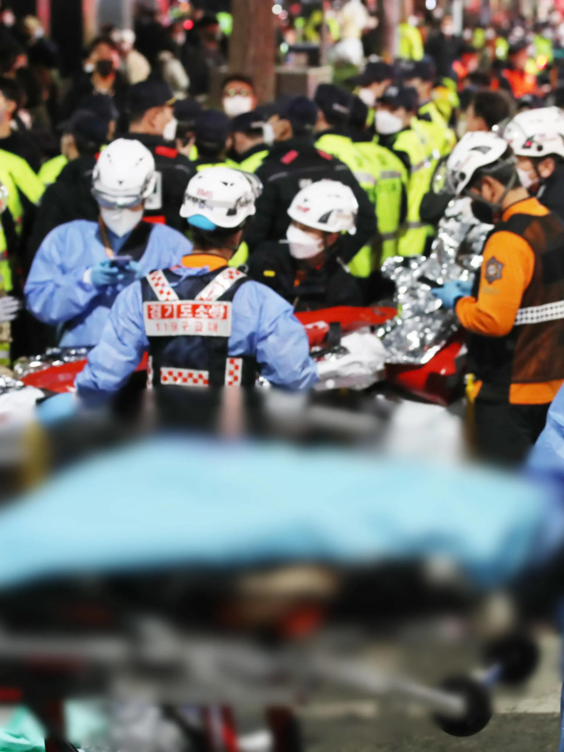 Südkorea, zahlreiche Tote nach Massenpanik in Seoul 221030 -- SEOUL, Oct. 30, 2022 -- Rescuers work at the site of a stampede accident in Itaewon, a district of Seoul, South Korea, Oct. 30, 2022. At least 146 people were killed and 150 others injured in a stampede accident that occurred Saturday night at Itaewon, a district of the South Korean capital Seoul, during Halloween gatherings, local authorities said early Sunday morning. NEWSIS via Xinhua SOUTH KOREA-SEOUL-HALLOWEEN GATHERINGS-STAMPEDE NiuxXisitongxunsheNEWSIS PUBLICATIONxNOTxINxCHN