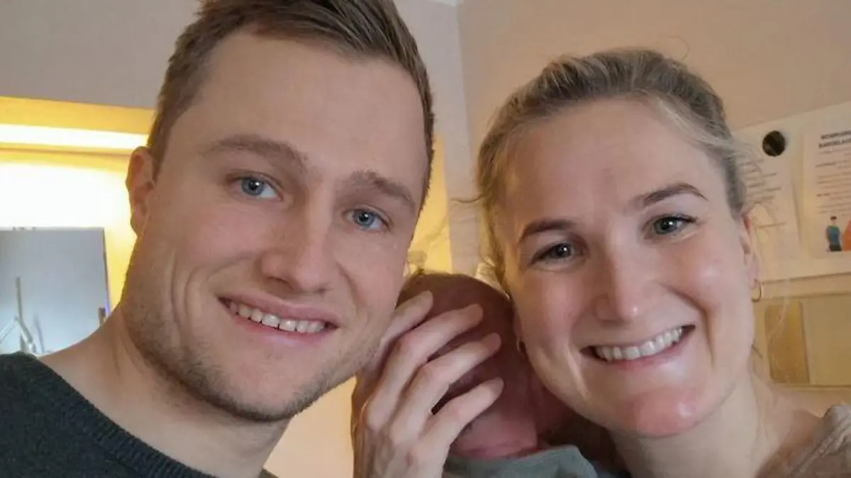 Marte Olsbu Röiseland mit ihrem Mann Sverre Olsbu Röiseland und dem Baby.