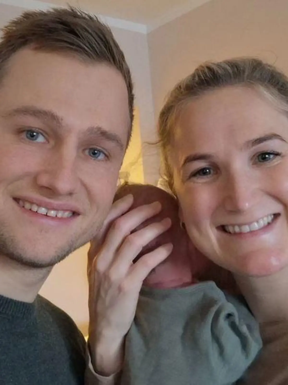 Marte Olsbu Röiseland mit ihrem Mann Sverre Olsbu Röiseland und dem Baby.