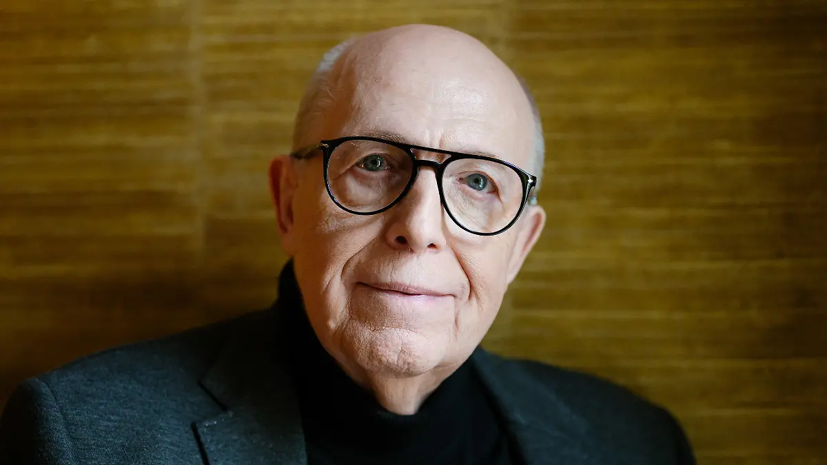 PRODUKTION - 21.11.2023, Saarland, Saarlouis: Der frühere Bundesliga-Manager Reiner Calmund steht in einem Hotel. Calmund feiert am 23.11.2023 seinen 75. Geburtstag. (zu dpa «Calmund vor 75. Geburtstag: Würde nur noch für einen Club arbeiten») Foto: Oliver Dietze/dpa +++ dpa-Bildfunk +++