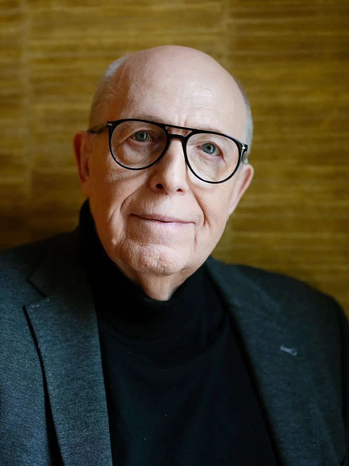 PRODUKTION - 21.11.2023, Saarland, Saarlouis: Der frühere Bundesliga-Manager Reiner Calmund steht in einem Hotel. Calmund feiert am 23.11.2023 seinen 75. Geburtstag. (zu dpa «Calmund vor 75. Geburtstag: Würde nur noch für einen Club arbeiten») Foto: Oliver Dietze/dpa +++ dpa-Bildfunk +++