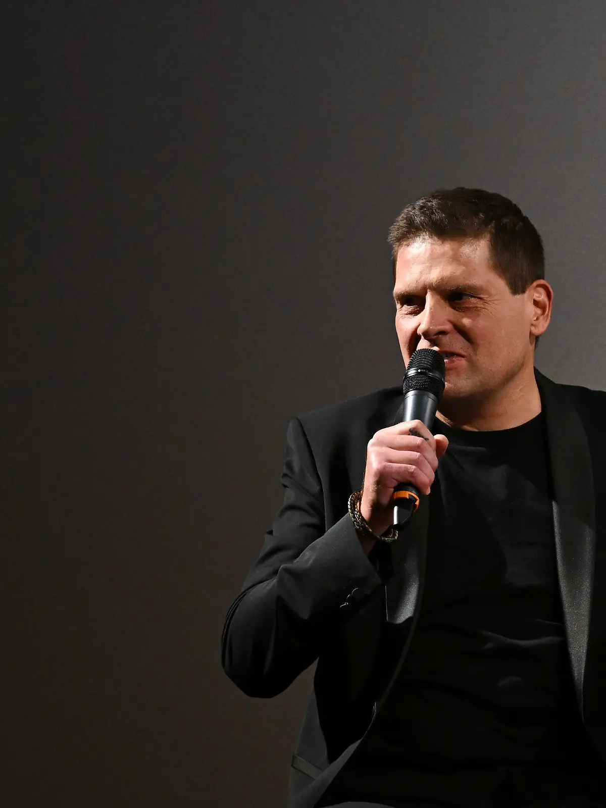 22.11.2023, Bayern, München: Der ehemalige Radprofi Jan Ullrich spricht nach der Vorstellung seiner Dokumentation ·Jan Ullrich - Der Gejagte· im Filmtheater Sendlinger Tor auf der Bühne. Ab dem 28. November 2023 ist die mehrteiligen Serie bei Amazon Prime zu sehen. Foto: Angelika Warmuth/dpa +++ dpa-Bildfunk +++
