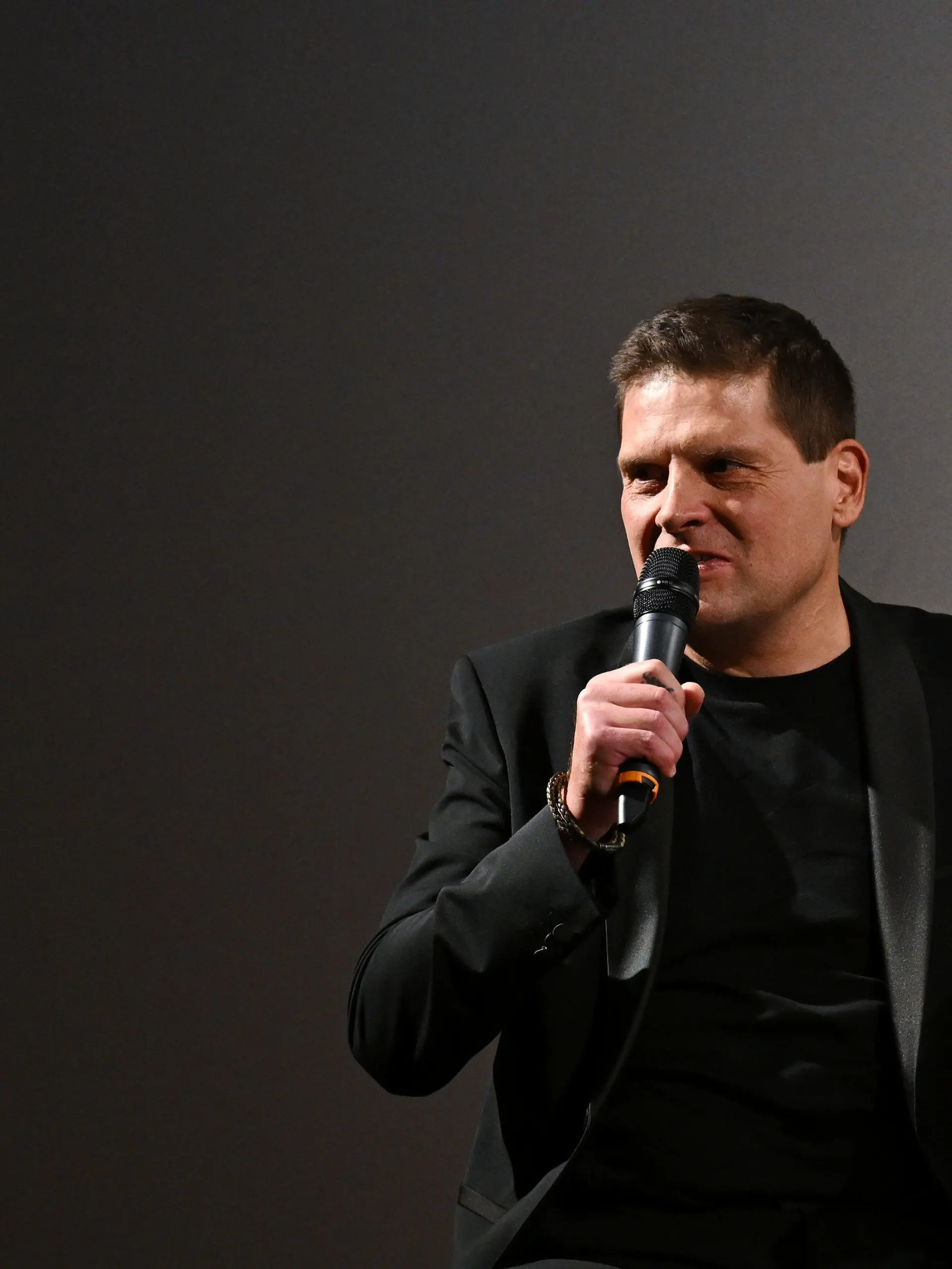 22.11.2023, Bayern, München: Der ehemalige Radprofi Jan Ullrich spricht nach der Vorstellung seiner Dokumentation ·Jan Ullrich - Der Gejagte· im Filmtheater Sendlinger Tor auf der Bühne. Ab dem 28. November 2023 ist die mehrteiligen Serie bei Amazon Prime zu sehen. Foto: Angelika Warmuth/dpa +++ dpa-Bildfunk +++