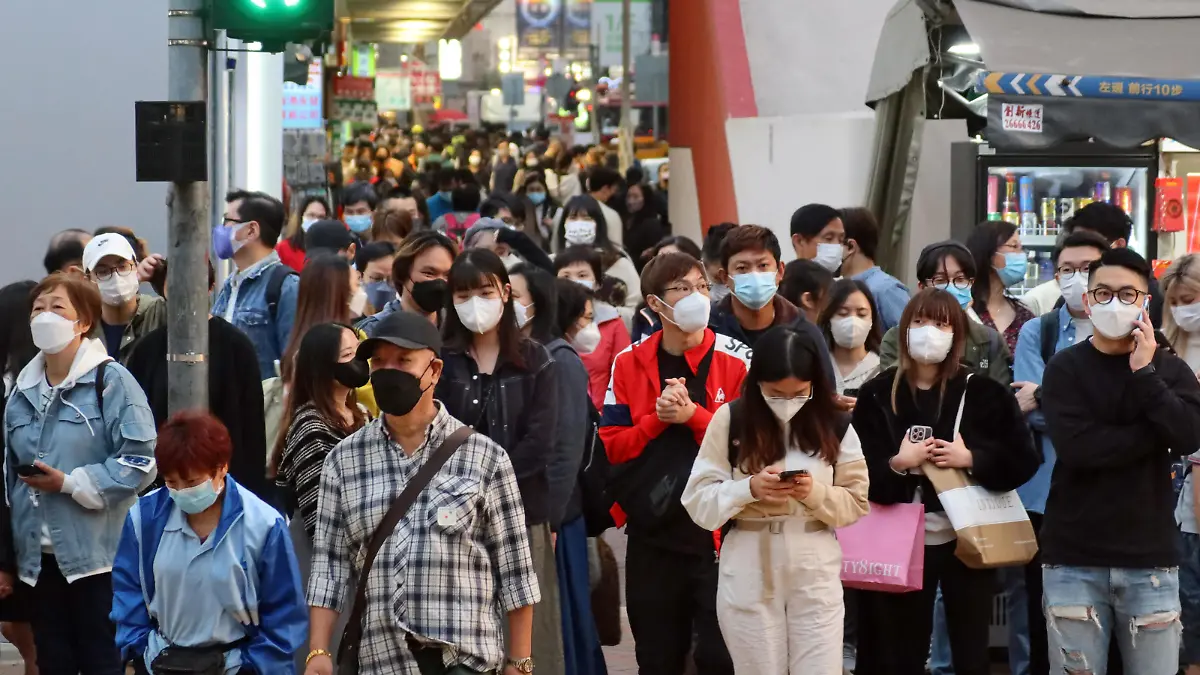 10.12.2022, Hongkong, Hong Kong, China, Menschen tragen auf der Strasse FFP2- und OP-Masken. 00S221210D807CARO.JPG