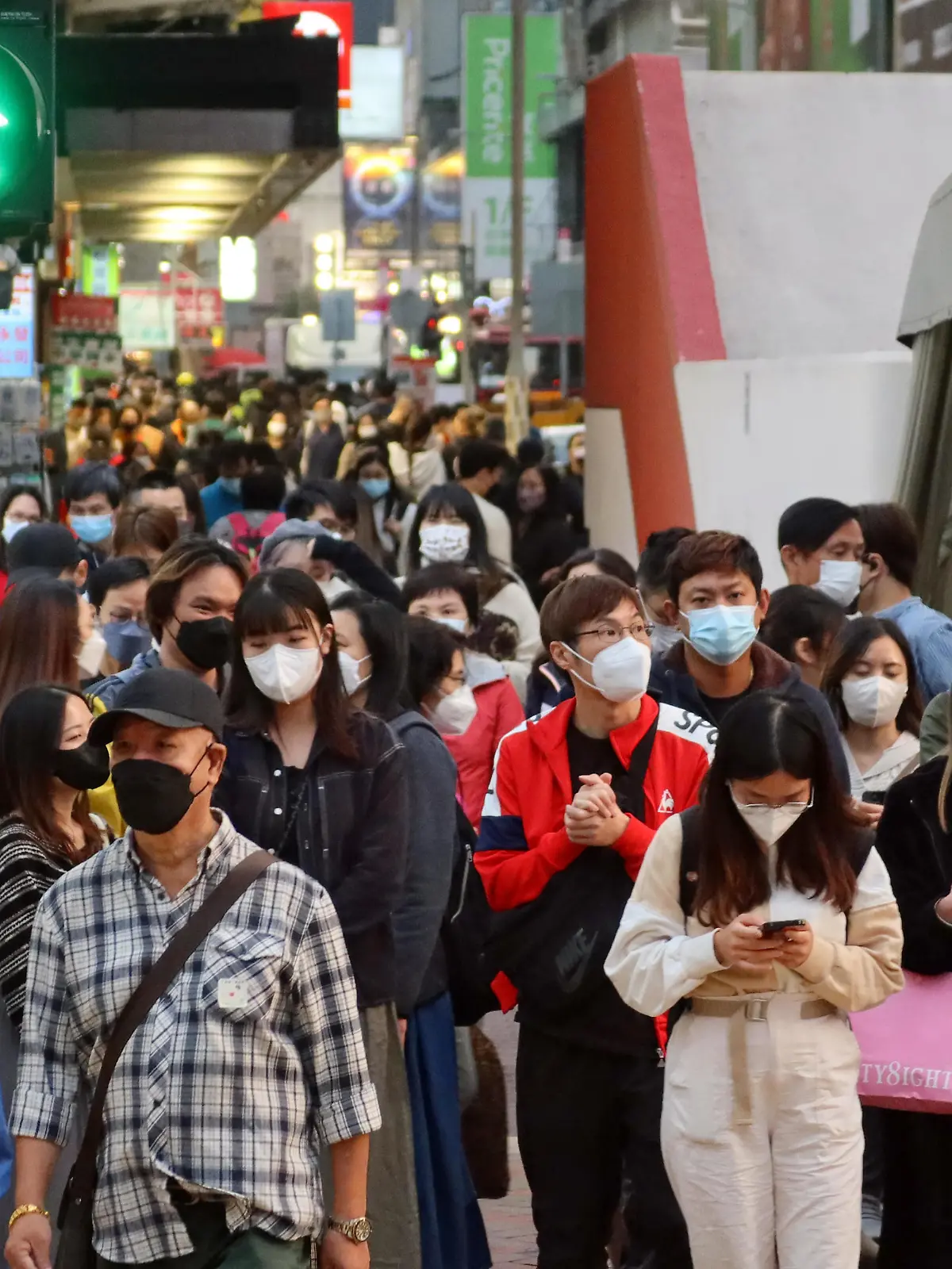 10.12.2022, Hongkong, Hong Kong, China, Menschen tragen auf der Strasse FFP2- und OP-Masken. 00S221210D807CARO.JPG
