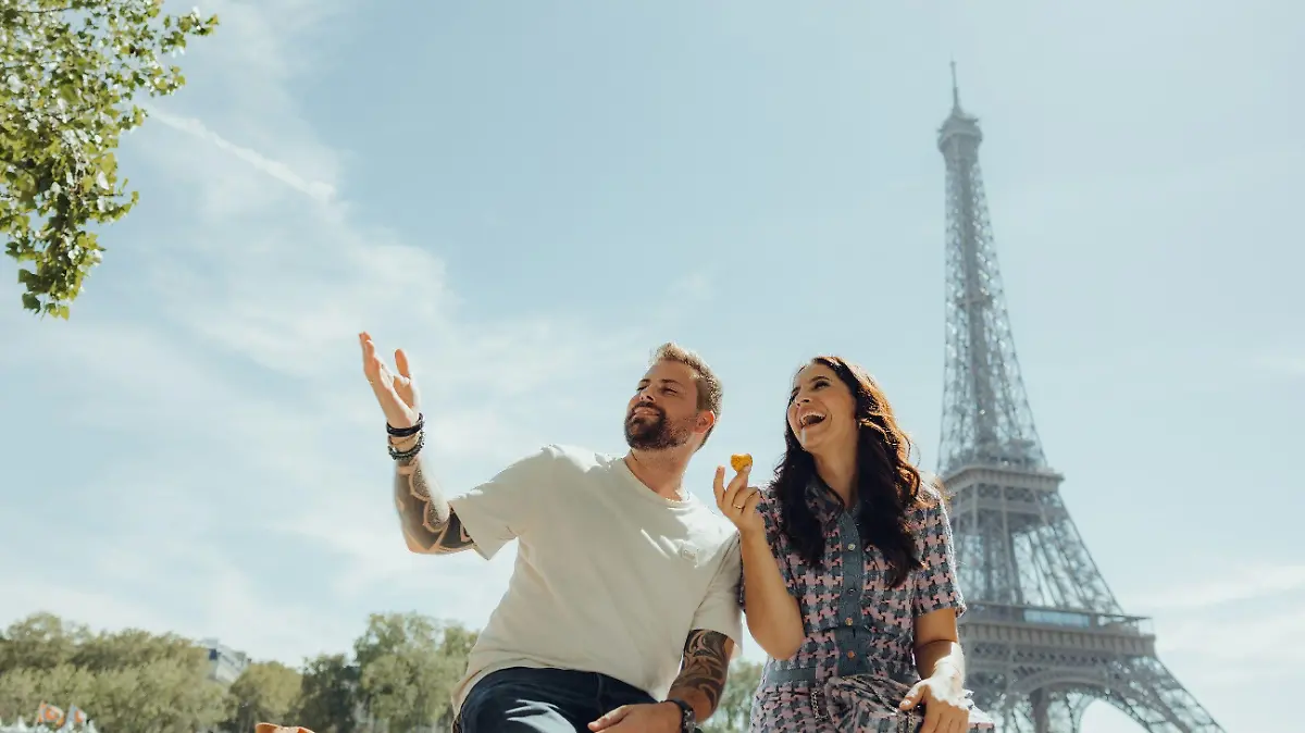 Während John (Felix von Jascheroff) ahnungslos den Tag mit Laura (Chryssanthi Kavazi) genießt, schickt diese Moritz mit einer heiklen Fracht nach Paris. 



+++ Die Verwendung des sendungsbezogenen Materials ist nur mit dem Hinweis und Verlinkung auf RTL+ gestattet. +++