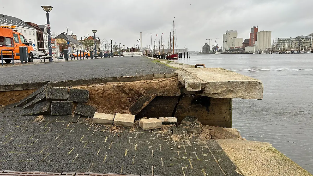 Im Hafen in Flensburg ist in der Nacht von Mittwoch auf Donnerstag die Hafenkante abgebrochen.