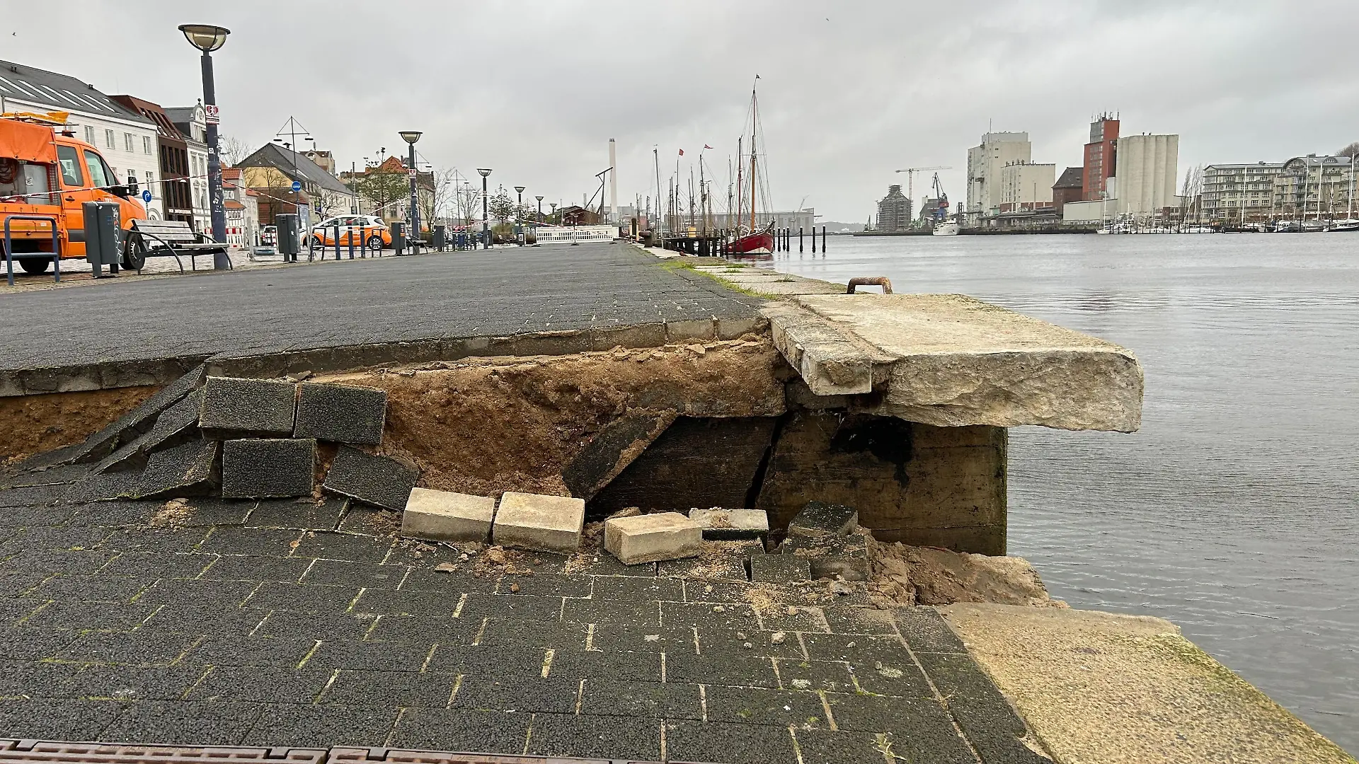 Im Hafen in Flensburg ist in der Nacht von Mittwoch auf Donnerstag die Hafenkante abgebrochen.