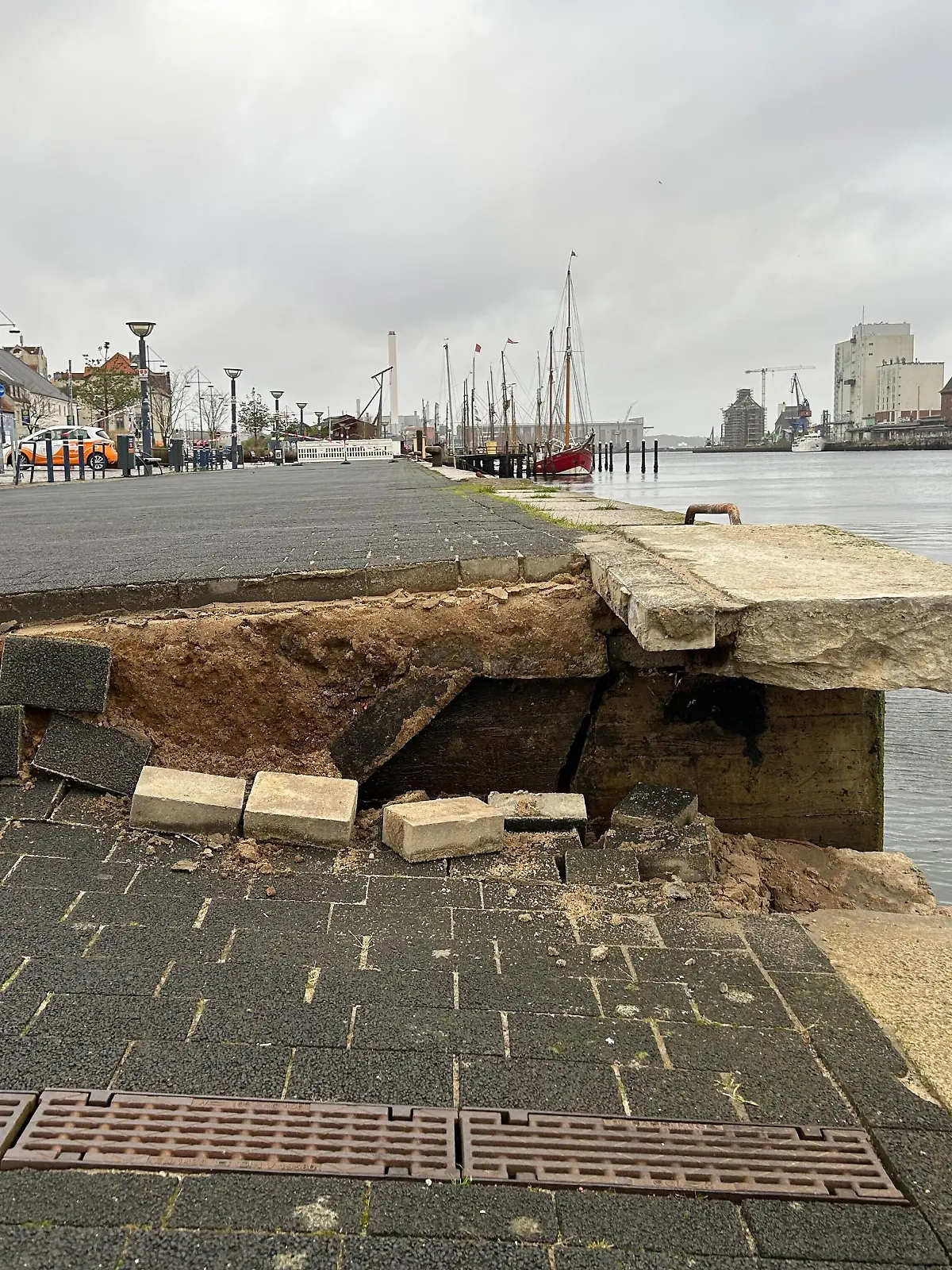 Im Hafen in Flensburg ist in der Nacht von Mittwoch auf Donnerstag die Hafenkante abgebrochen.