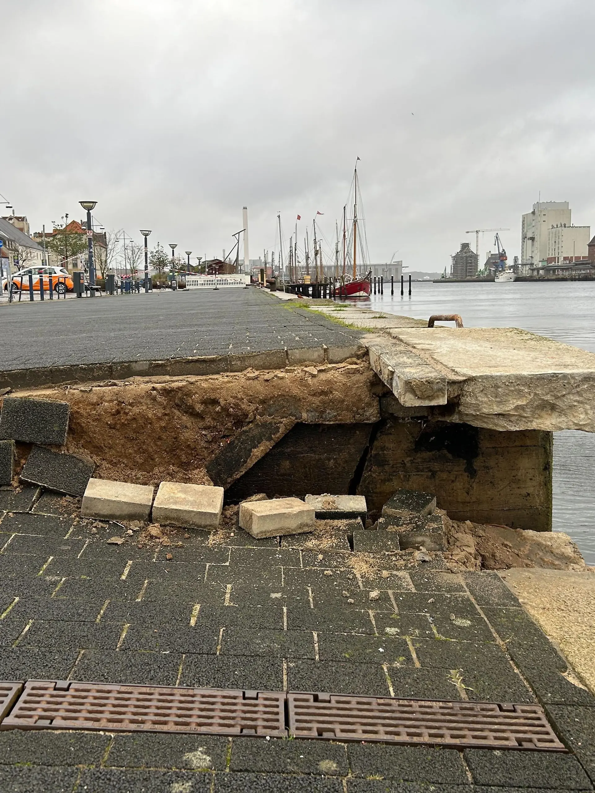 Im Hafen in Flensburg ist in der Nacht von Mittwoch auf Donnerstag die Hafenkante abgebrochen.