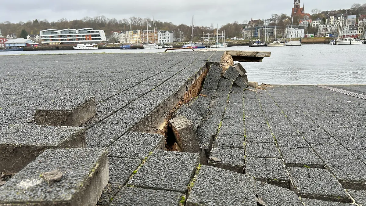 Im Hafen in Flensburg ist in der Nacht von Mittwoch auf Donnerstag die Hafenkante abgebrochen.