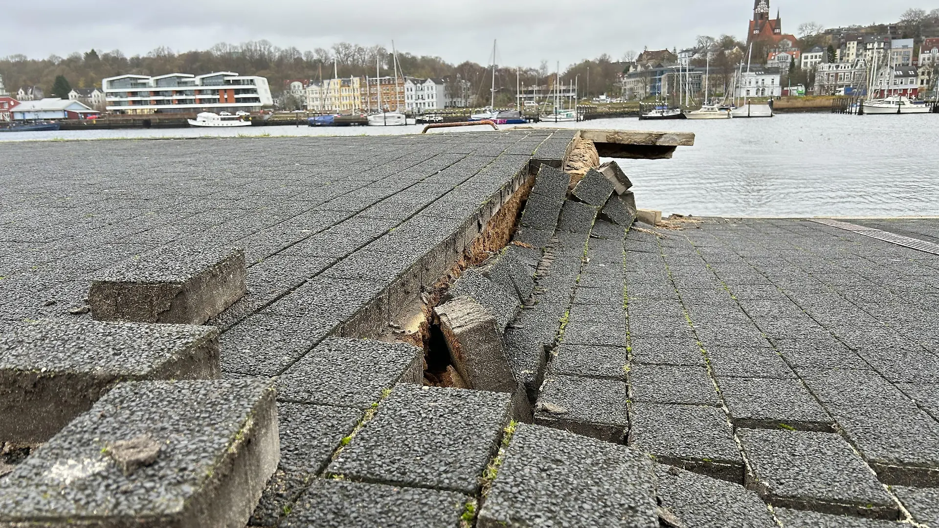 Im Hafen in Flensburg ist in der Nacht von Mittwoch auf Donnerstag die Hafenkante abgebrochen.