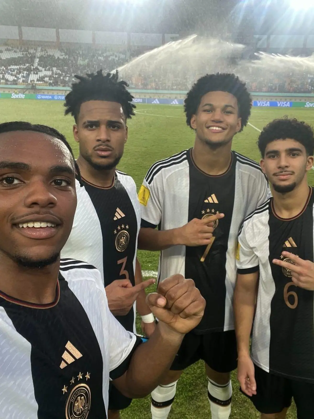 Die deutschen U17-Europameister sind auf dem Weg zu ihrem Titelgewinn in Ungarn rassistisch angefeindet worden.