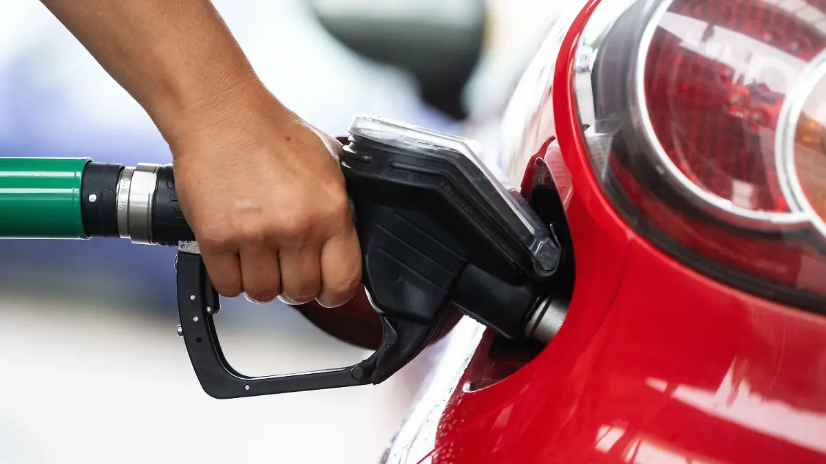 ARCHIV - 31.08.2022, Baden-Württemberg, Neuhausen auf den Fildern: Eine Frau tankt an einer Tankstelle. Tanken wird immer teurer. Autofahrer in Deutschland können künftig auch Diesel tanken, der zu 100 Prozent aus Altspeiseölen wie Frittenfett hergestellt wurde.(zu dpa "Regierung macht Weg für 100 Prozent Frittenfett im Autotank frei") Foto: Marijan Murat/dpa +++ dpa-Bildfunk +++