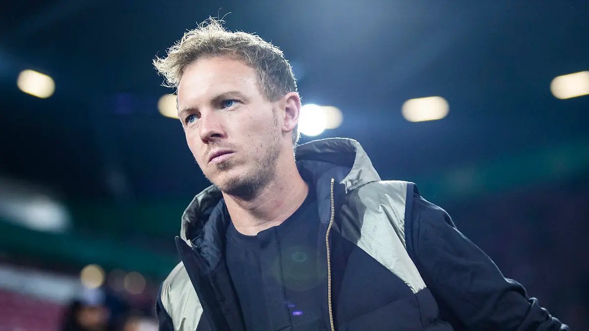 ARCHIV - 19.10.2022, Bayern, Augsburg: Fußball: DFB-Pokal, FC Augsburg - Bayern München, 2. Runde, WWK-Arena. Münchens Trainer Julian Nagelsmann steht vor dem Spiel im Stadion. (zu dpa: «Nagelsmann gegen «Herzensclub» Hoffenheim - «Schöne Auswärtsreise»») Foto: Tom Weller/Deutsche Presse-Agentur GmbH/dpa +++ dpa-Bildfunk +++