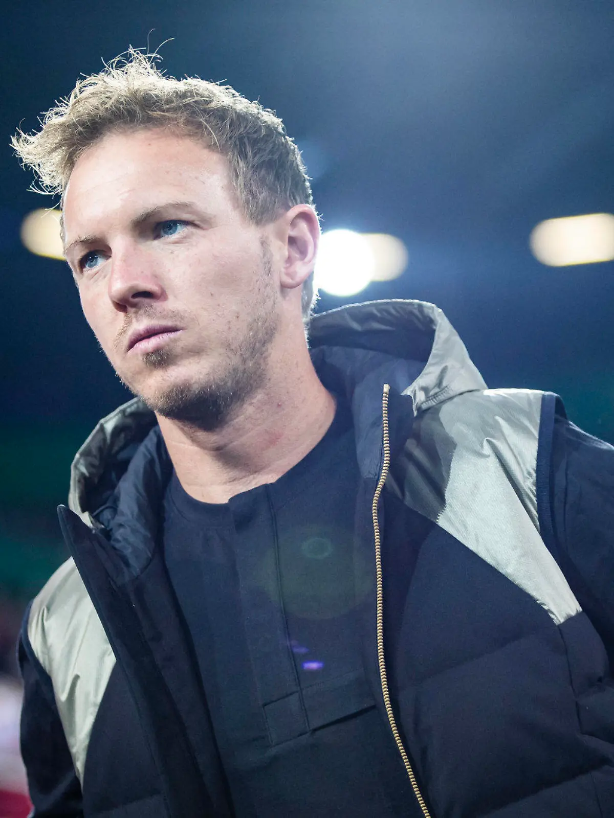 ARCHIV - 19.10.2022, Bayern, Augsburg: Fußball: DFB-Pokal, FC Augsburg - Bayern München, 2. Runde, WWK-Arena. Münchens Trainer Julian Nagelsmann steht vor dem Spiel im Stadion. (zu dpa: «Nagelsmann gegen «Herzensclub» Hoffenheim - «Schöne Auswärtsreise»») Foto: Tom Weller/Deutsche Presse-Agentur GmbH/dpa +++ dpa-Bildfunk +++