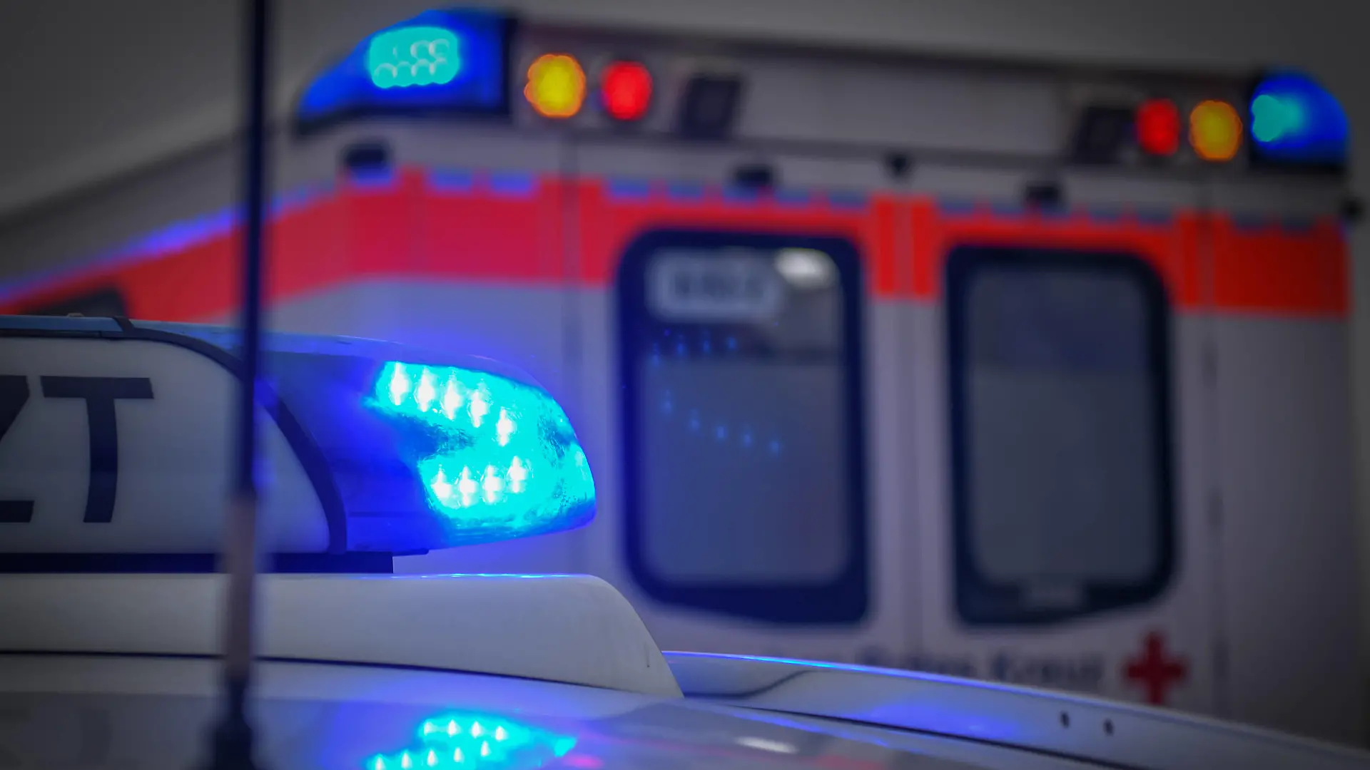 Einsatzfahrzeug mit Blaulicht, Ein Einsatzfahrzeug mit eingeschaltetem Blaulicht steht an einer Unfallstelle. Mögglingen Baden-Württemberg Deutschland Mögglingen *** Emergency vehicle with blue light, an emergency vehicle with blue light switched on stands at an accident site Mögglingen Baden Württemberg Germany Mögglingen Copyright: xonw-images.de/MariusxBullingx