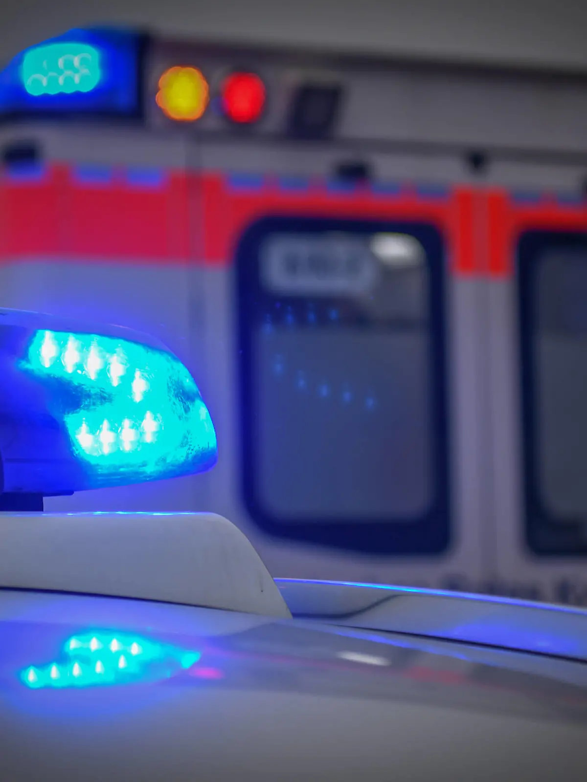  Einsatzfahrzeug mit Blaulicht, Ein Einsatzfahrzeug mit eingeschaltetem Blaulicht steht an einer Unfallstelle. Mögglingen Baden-Württemberg Deutschland Mögglingen *** Emergency vehicle with blue light, an emergency vehicle with blue light switched on stands at an accident site Mögglingen Baden Württemberg Germany Mögglingen Copyright: xonw-images.de/MariusxBullingx