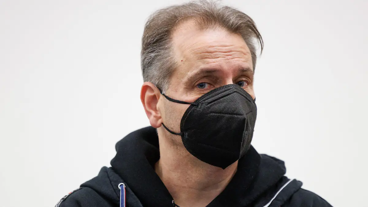23.11.2023, Nordrhein-Westfalen, Paderborn: Wilfried W. steht mit Maske in einem Saal vom Landgericht Paderborn. In dem Prozess um Sicherungsverwahrung im Fall «Horrorhaus» von Höxter prüft das Landgericht Paderborn knapp fünf Jahre nach den Urteilen im Prozess, ob gegen den verurteilten Täter nachträglich eine Sicherungsverwahrung verhängt werden muss. Foto: Friso Gentsch/dpa +++ dpa-Bildfunk +++