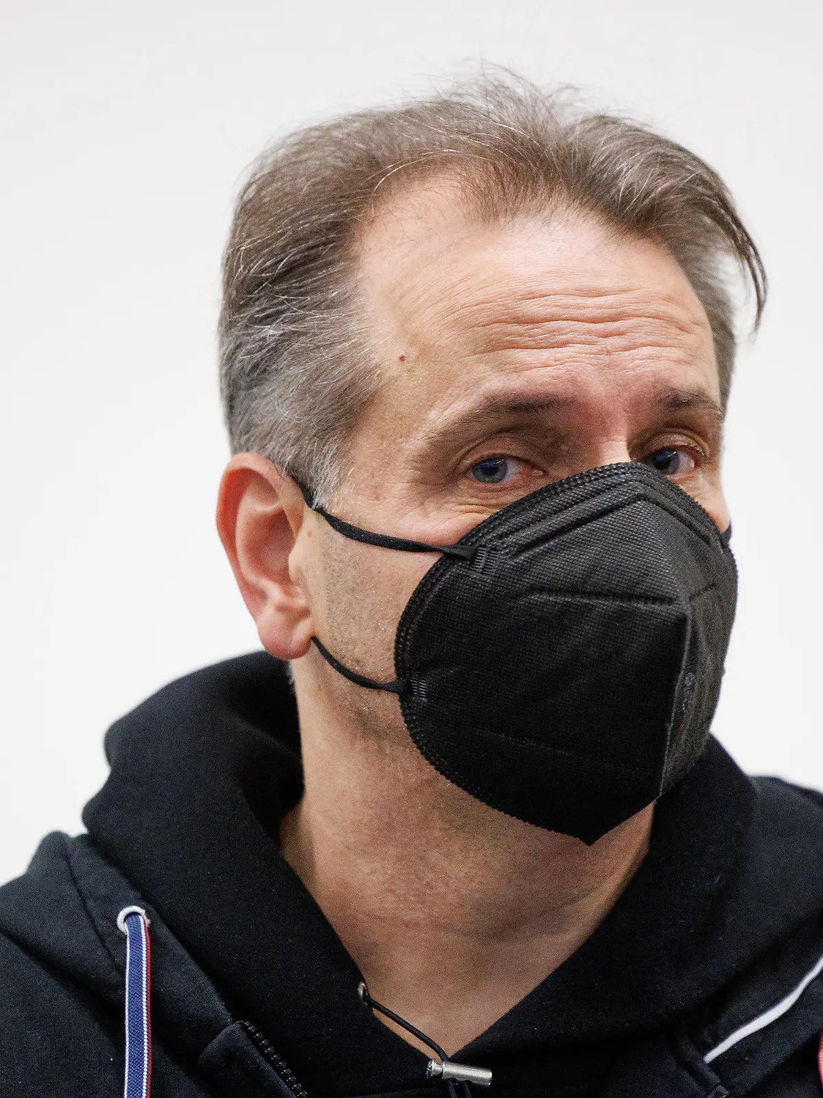 23.11.2023, Nordrhein-Westfalen, Paderborn: Wilfried W. steht mit Maske in einem Saal vom Landgericht Paderborn. In dem Prozess um Sicherungsverwahrung im Fall «Horrorhaus» von Höxter prüft das Landgericht Paderborn knapp fünf Jahre nach den Urteilen im Prozess, ob gegen den verurteilten Täter nachträglich eine Sicherungsverwahrung verhängt werden muss. Foto: Friso Gentsch/dpa +++ dpa-Bildfunk +++