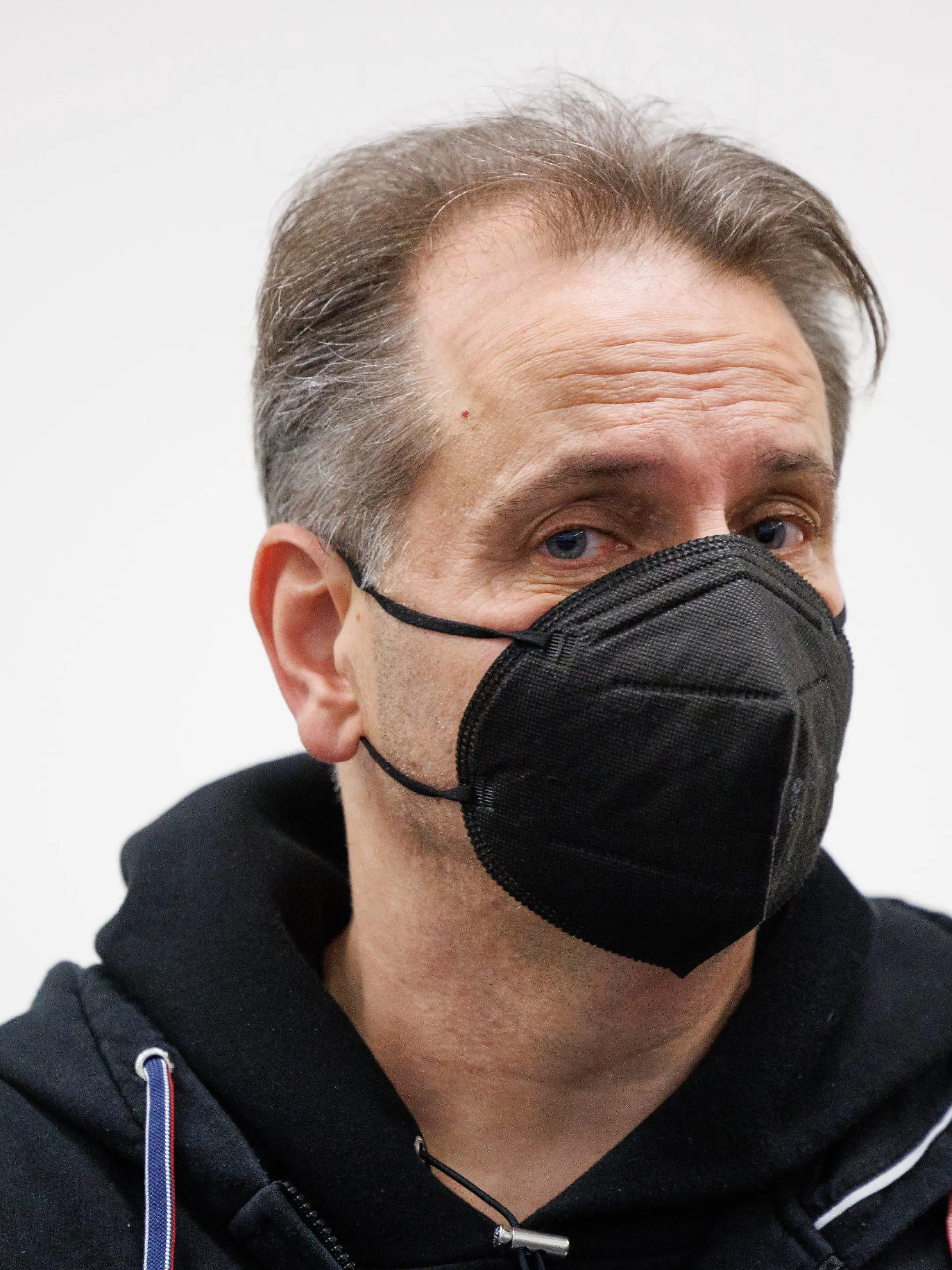 23.11.2023, Nordrhein-Westfalen, Paderborn: Wilfried W. steht mit Maske in einem Saal vom Landgericht Paderborn. In dem Prozess um Sicherungsverwahrung im Fall «Horrorhaus» von Höxter prüft das Landgericht Paderborn knapp fünf Jahre nach den Urteilen im Prozess, ob gegen den verurteilten Täter nachträglich eine Sicherungsverwahrung verhängt werden muss. Foto: Friso Gentsch/dpa +++ dpa-Bildfunk +++