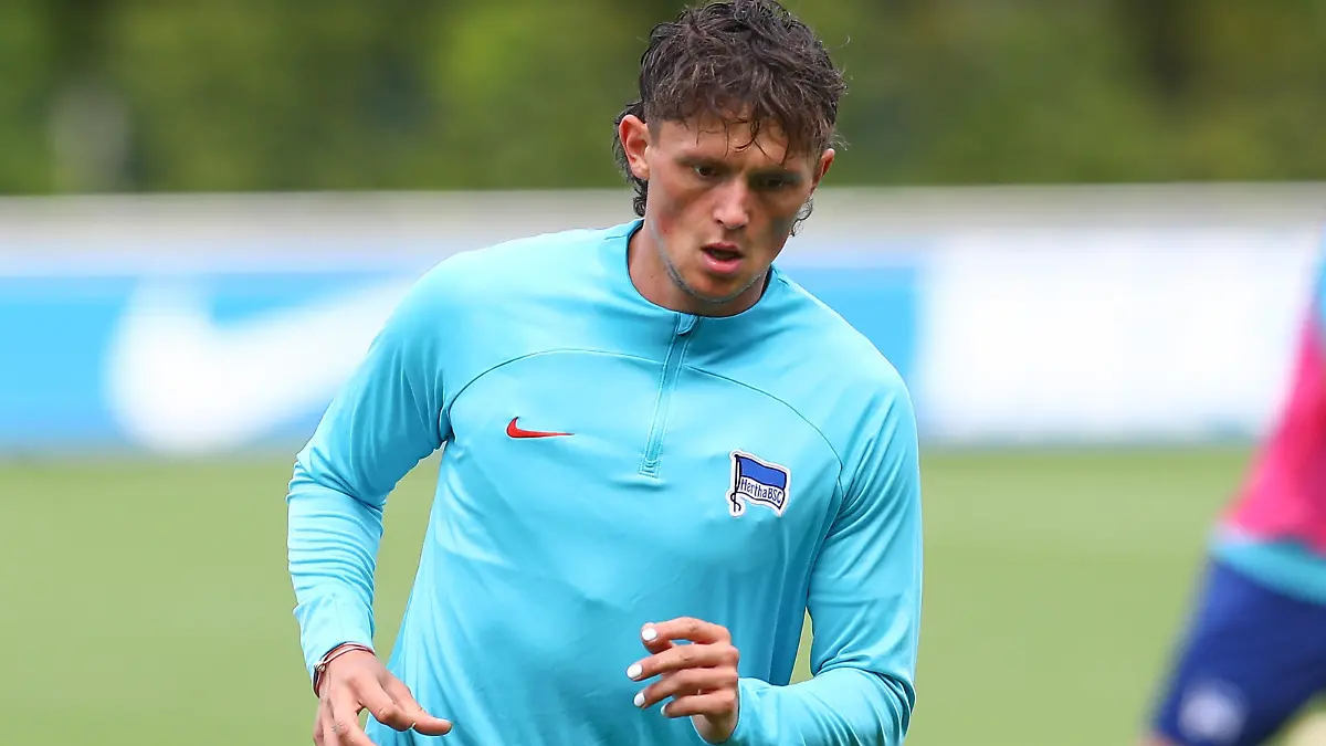25.07.2023, xtgx, Fussball 2. Bundesliga, Hertha BSC Berlin Training emspor, v.l. Fabian Reese (Hertha, 11), Fingernaegel lackiert, Nagellack (DFL/DFB REGULATIONS PROHIBIT ANY USE OF PHOTOGRAPHS as IMAGE SEQUENCES and/or QUASI-VIDEO) Foto: Michael Taeger/Jan Huebner || Mindestpreis 20 Euro