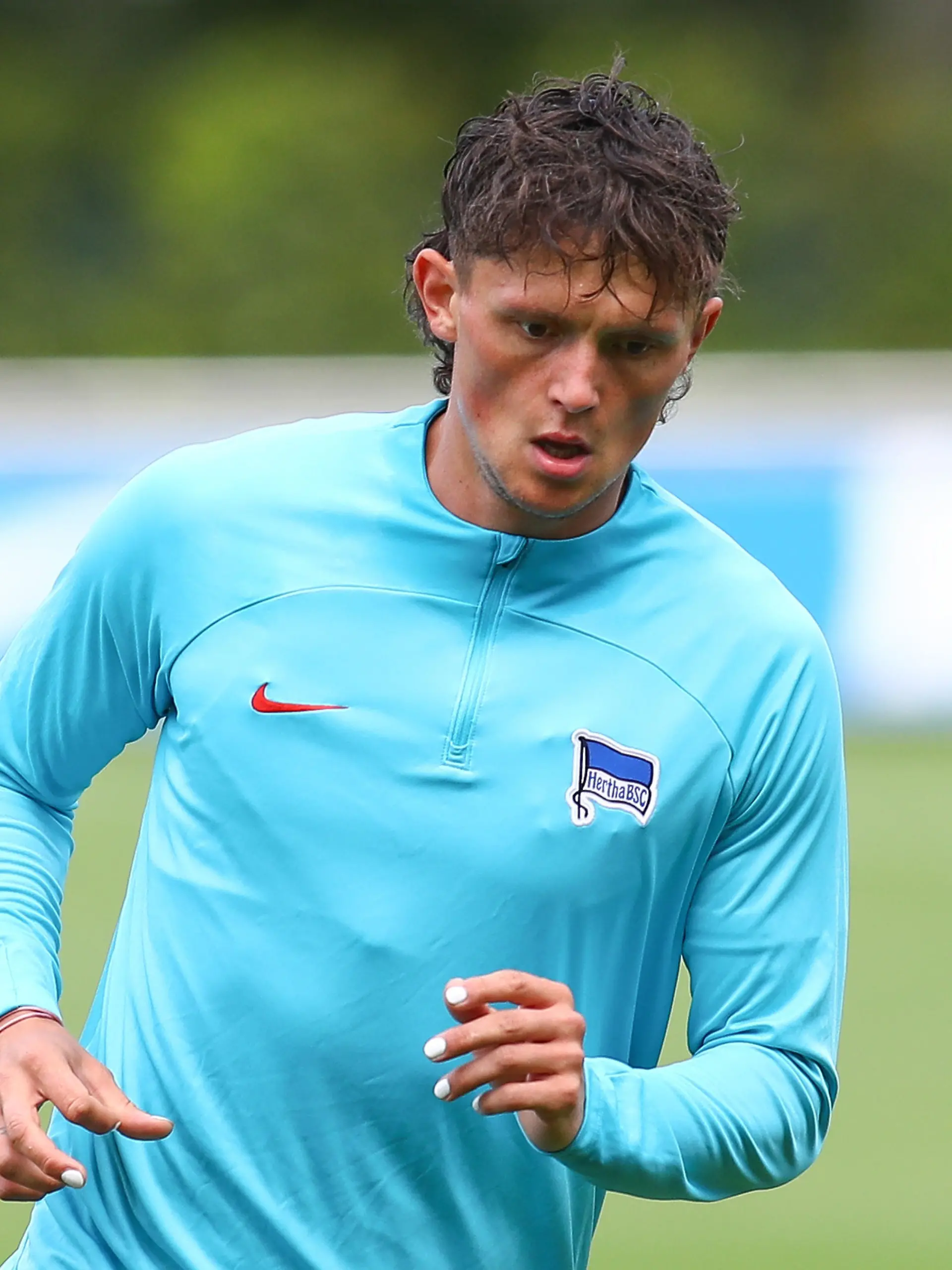 25.07.2023, xtgx, Fussball 2. Bundesliga, Hertha BSC Berlin Training emspor, v.l. Fabian Reese (Hertha, 11), Fingernaegel lackiert, Nagellack (DFL/DFB REGULATIONS PROHIBIT ANY USE OF PHOTOGRAPHS as IMAGE SEQUENCES and/or QUASI-VIDEO) Foto: Michael Taeger/Jan Huebner || Mindestpreis 20 Euro 