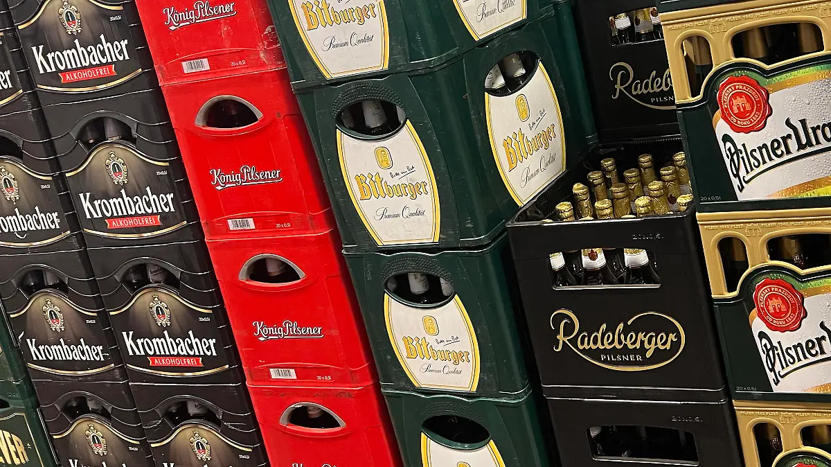 gestapelte volle Bierkisten in einem Getraenkemarkt, Bierflaschen. ?SVEN SIMON Fotoagentur GmbH & Co. Pressefoto KG # Prinzess-Luise-Str. 41 # 45479 M u e l h e i m / R u h r # Tel. 0208/9413250 # Fax. 0208/9413260 # GLS Bank # BLZ 430 609 67 # Kto. 4030 025 100 # IBAN DE75 4306 0967 4030 0251 00 # BIC GENODEM1GLS # www.svensimon.net.