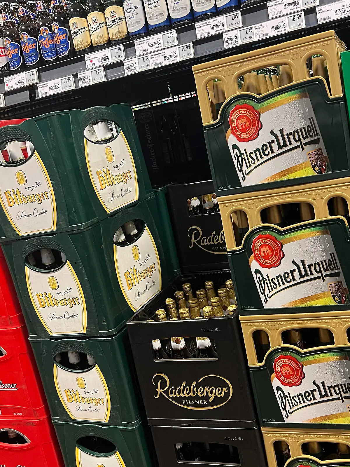 gestapelte volle Bierkisten in einem Getraenkemarkt, Bierflaschen. ?SVEN SIMON Fotoagentur GmbH & Co. Pressefoto KG # Prinzess-Luise-Str. 41 # 45479 M u e l h e i m / R u h r # Tel. 0208/9413250 # Fax. 0208/9413260 # GLS Bank # BLZ 430 609 67 # Kto. 4030 025 100 # IBAN DE75 4306 0967 4030 0251 00 # BIC GENODEM1GLS # www.svensimon.net.