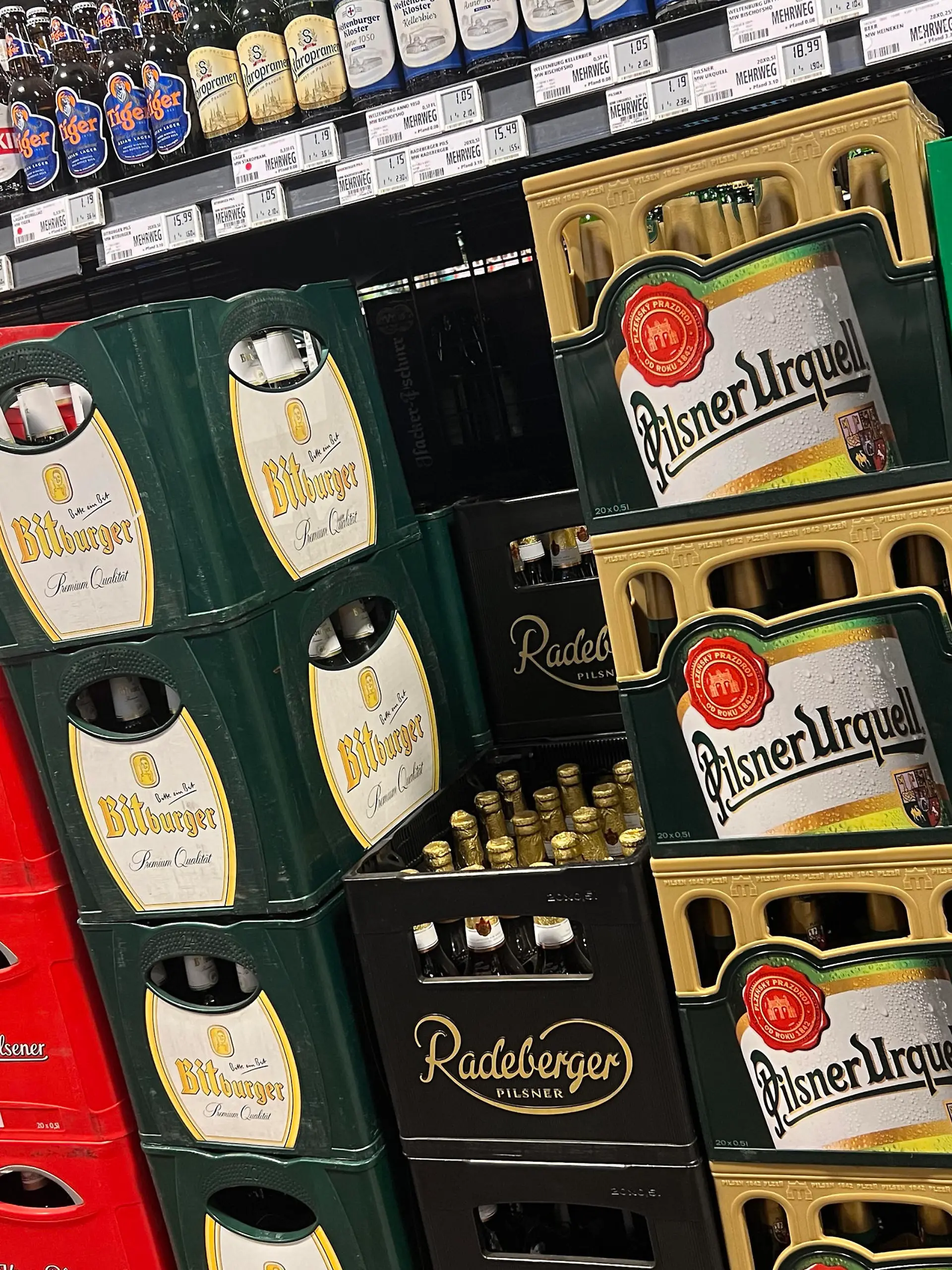 gestapelte volle Bierkisten in einem Getraenkemarkt, Bierflaschen. ?SVEN SIMON Fotoagentur GmbH & Co. Pressefoto KG # Prinzess-Luise-Str. 41 # 45479 M u e l h e i m / R u h r # Tel. 0208/9413250 # Fax. 0208/9413260 # GLS Bank # BLZ 430 609 67 # Kto. 4030 025 100 # IBAN DE75 4306 0967 4030 0251 00 # BIC GENODEM1GLS # www.svensimon.net.