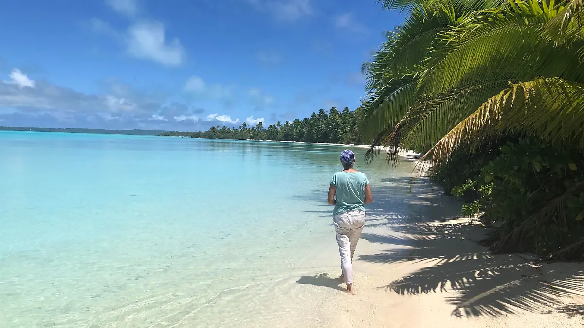 Claudia Schreiber am Strand von Aitutaki.