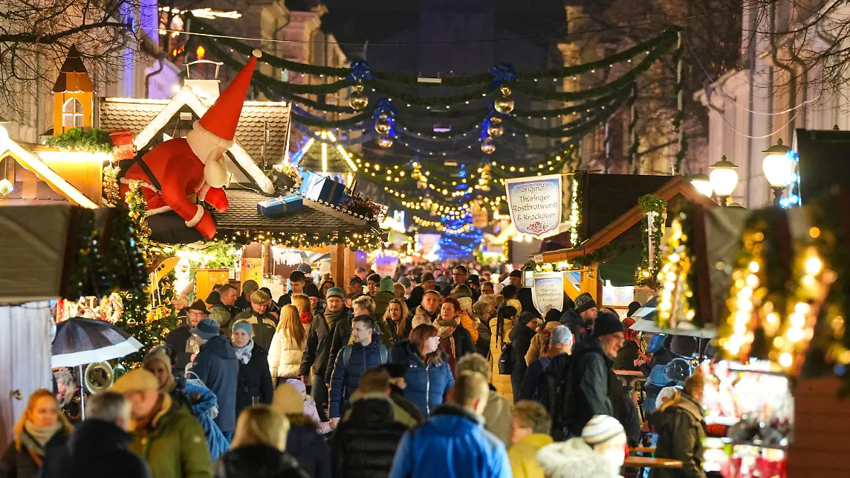 ARCHIV - 20.12.2022, Brandenburg, Potsdam: Passanten gehen in der Brandenburger Straße zwischen den Buden des Weihnachtsmarktes in der Innenstadt entlang. Um Gema-Gebühren zu umgehen, soll auf dem Potsdamer Weihnachtsmarkt nur Gema-freie Musik gespielt werden. (zu dpa «Nur Gema-freie Musik auf dem Potsdamer Weihnachtsmarkt») Foto: Soeren Stache/dpa - ACHTUNG: Nur zur redaktionellen Verwendung im Zusammenhang mit der aktuellen Berichterstattung und nur mit vollständiger Nennung des vorstehenden Credits +++ dpa-Bildfunk +++