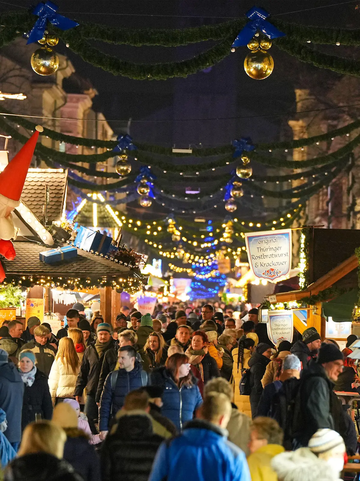 ARCHIV - 20.12.2022, Brandenburg, Potsdam: Passanten gehen in der Brandenburger Straße zwischen den Buden des Weihnachtsmarktes in der Innenstadt entlang. Um Gema-Gebühren zu umgehen, soll auf dem Potsdamer Weihnachtsmarkt nur Gema-freie Musik gespielt werden. (zu dpa «Nur Gema-freie Musik auf dem Potsdamer Weihnachtsmarkt») Foto: Soeren Stache/dpa - ACHTUNG: Nur zur redaktionellen Verwendung im Zusammenhang mit der aktuellen Berichterstattung und nur mit vollständiger Nennung des vorstehenden Credits +++ dpa-Bildfunk +++