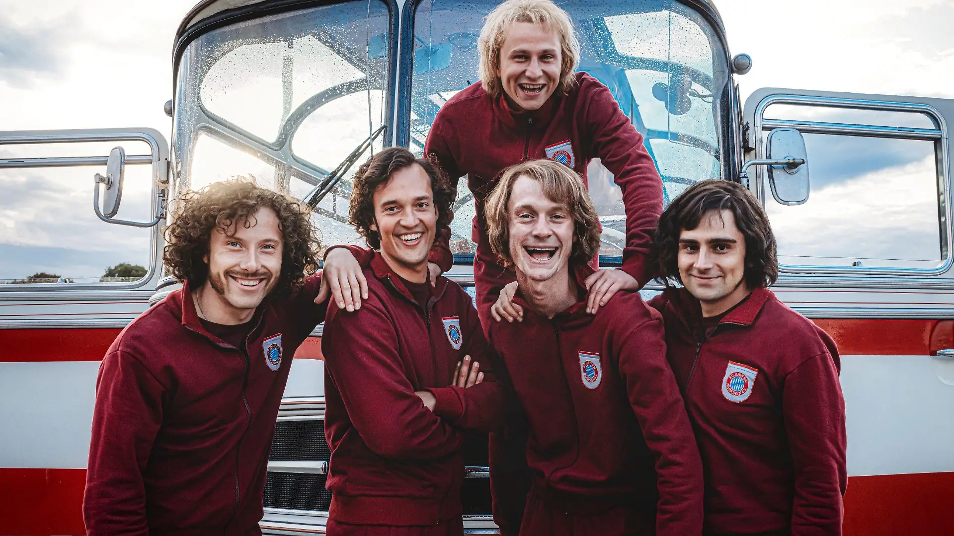 V.l.: Paul Breitner (Jan-David Bürger), Franz Beckenbauer (Moritz Lehmann), Sepp Maier (Paul Wellenhof), Uli Hoeneß (Max Hubacher), Gerd Müller (Markus Krojer)
+++ Die Verwendung des sendungsbezogenen Materials ist nur mit dem Hinweis und Verlinkung auf RTL+ gestattet. +++