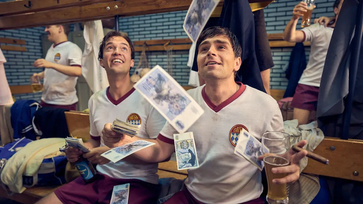 Gerd Müller (Markus Krojer, r.) und Franz Beckenbauer (Moritz Lehmann) feiern ausgelassen den Sieg.



+++ Die Verwendung des sendungsbezogenen Materials ist nur mit dem Hinweis und Verlinkung auf RTL+ gestattet. +++
