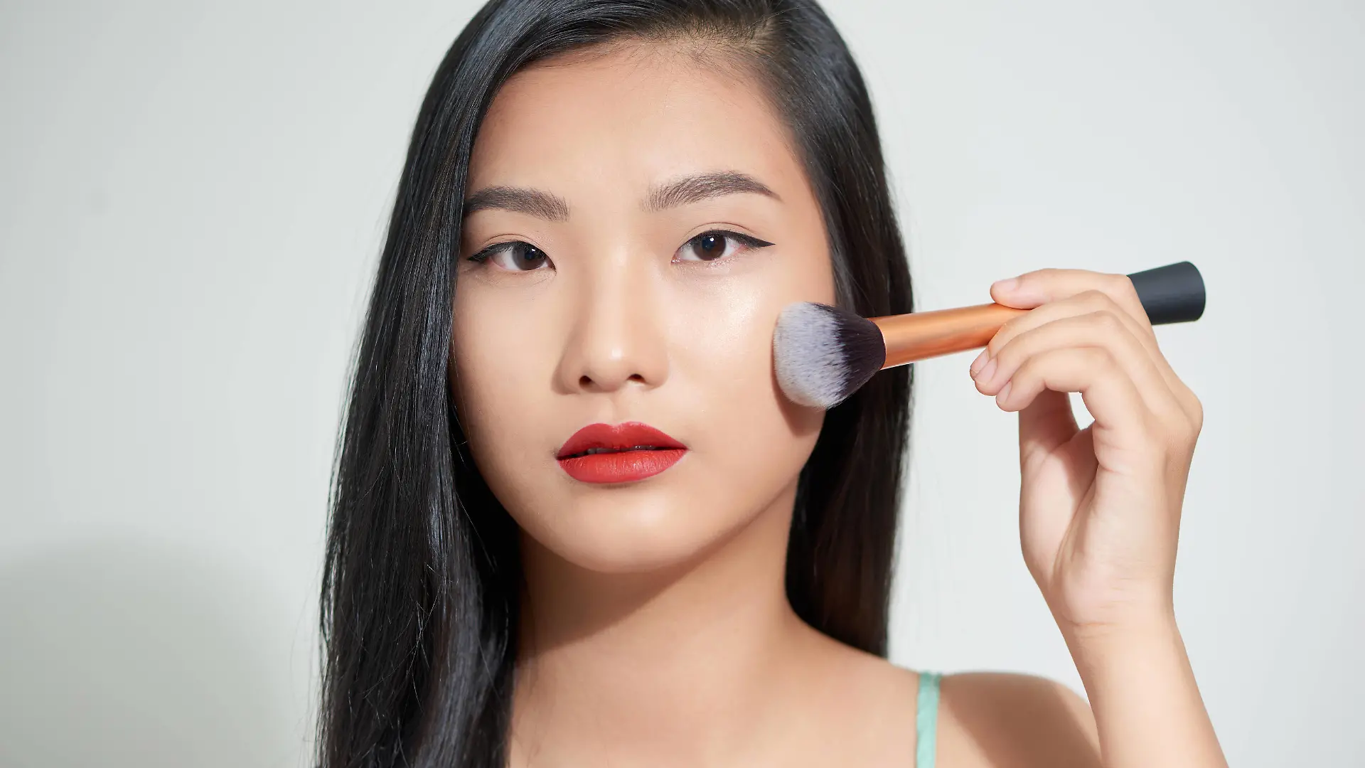 Beauty asian woman hold make up brush and cheerful with make up brush Beauty asian woman hold make up brush and cheerful with make up brush Vietnam Vietnam Copyright: xMARCxTRANx 43251794