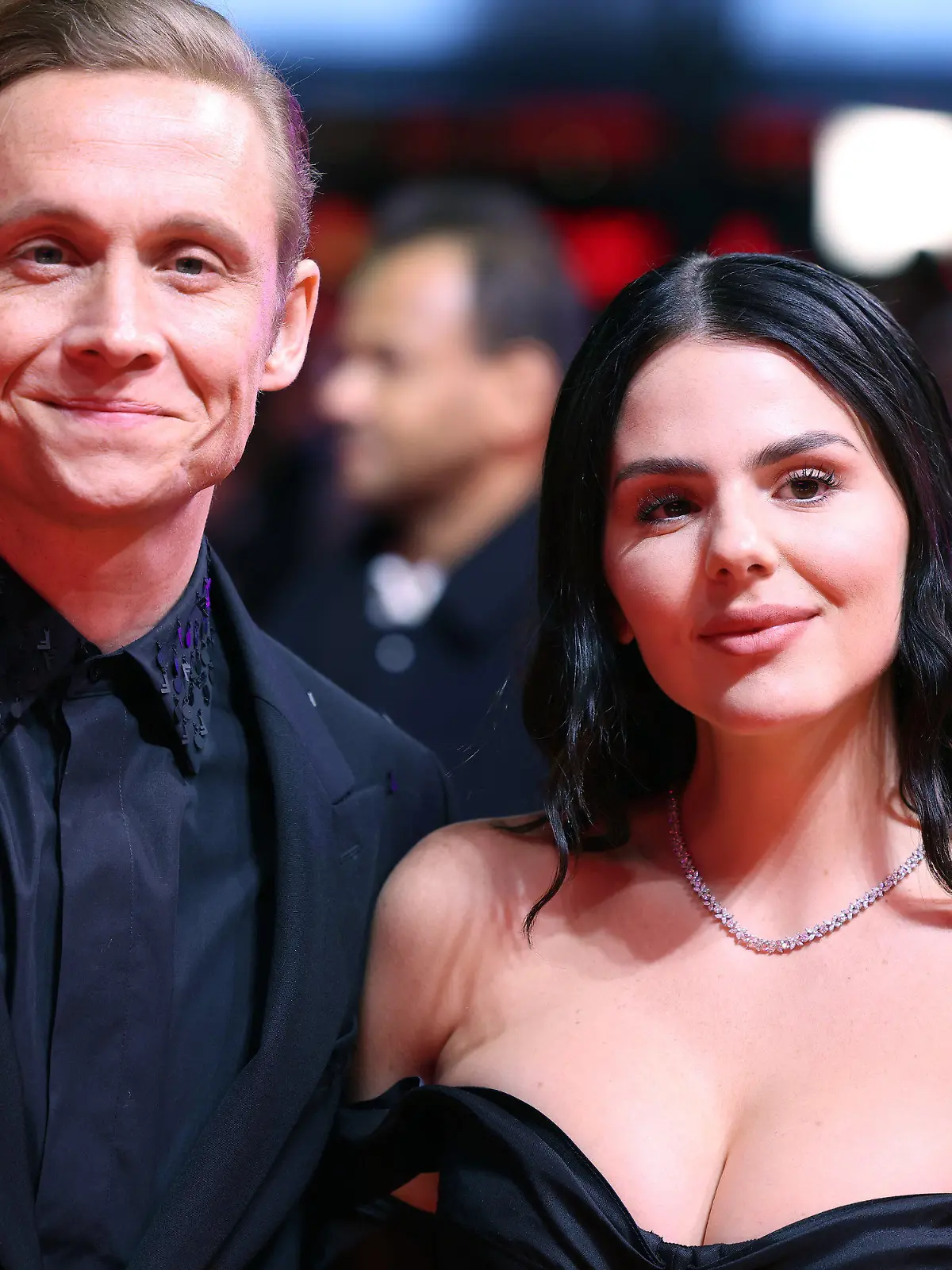 ARCHIV - 17.02.2023, Berlin: Schauspieler Matthias Schweighöfer (l) und seine Lebenspartnerin Ruby O. Fee während der Eröffnung der Berlinale.  (zu dpa: «Matthias Schweighöfer: «Getrennte Wohnungen sind gut für die Liebe»») Foto: Gerald Matzka/dpa +++ dpa-Bildfunk +++