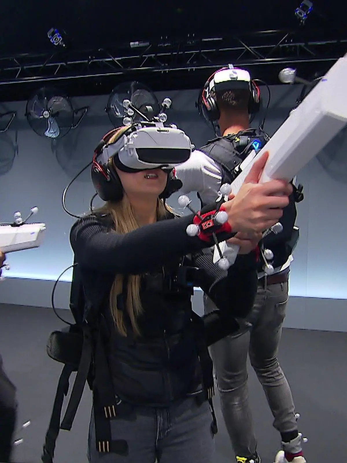 Johanna und ihre Teammitglieder tragen VR-Brillen und befinden sich mitten im Spiel