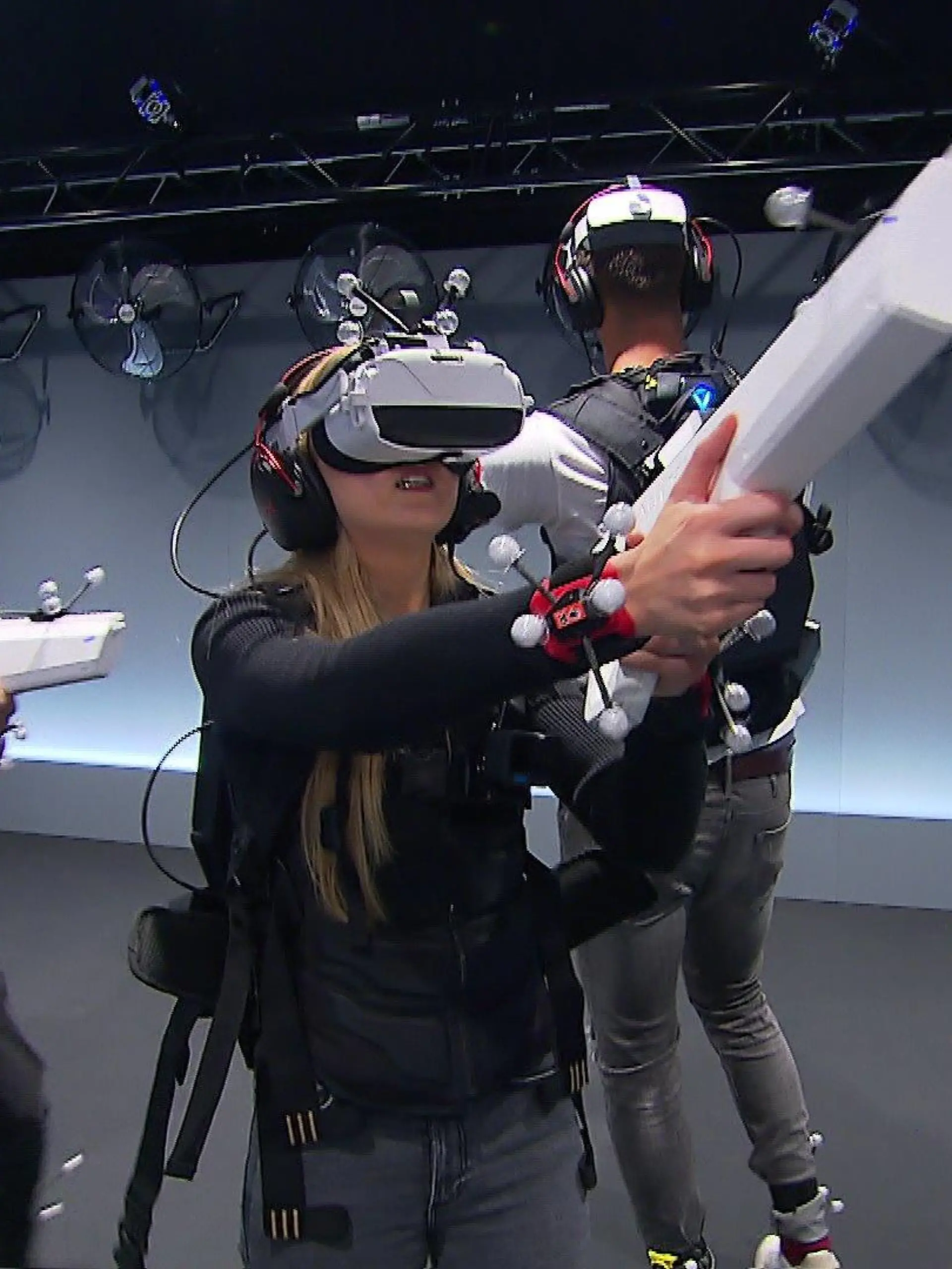 Johanna und ihre Teammitglieder tragen VR-Brillen und befinden sich mitten im Spiel