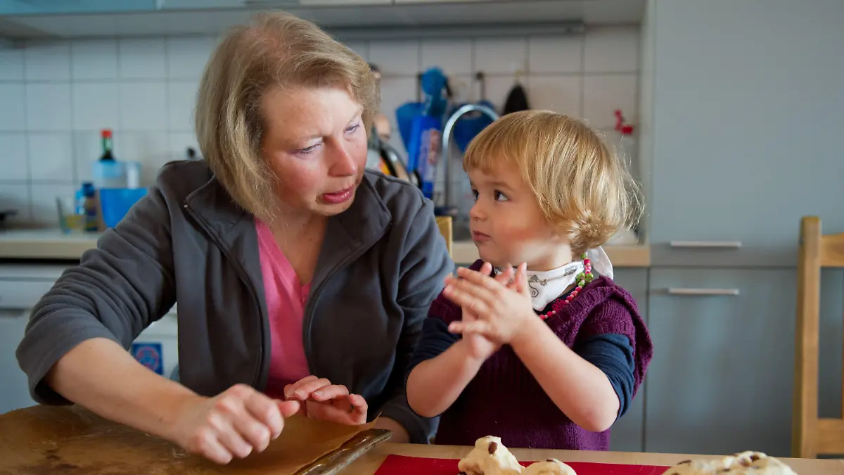 ARCHIV - Die zweijährige Marie wird am 02.11.2012 in einer Privatwohnung in Frankfurt am Main (Hessen) von ihrer Tagesmutter Stephanie Clement betreut. Das umstrittene Betreuungsgeld kommt erst im August 2013 und damit acht Monate später als bisher von der Koalition geplant. Foto: Boris Roessler/dpa +++(c) dpa - Bildfunk+++
