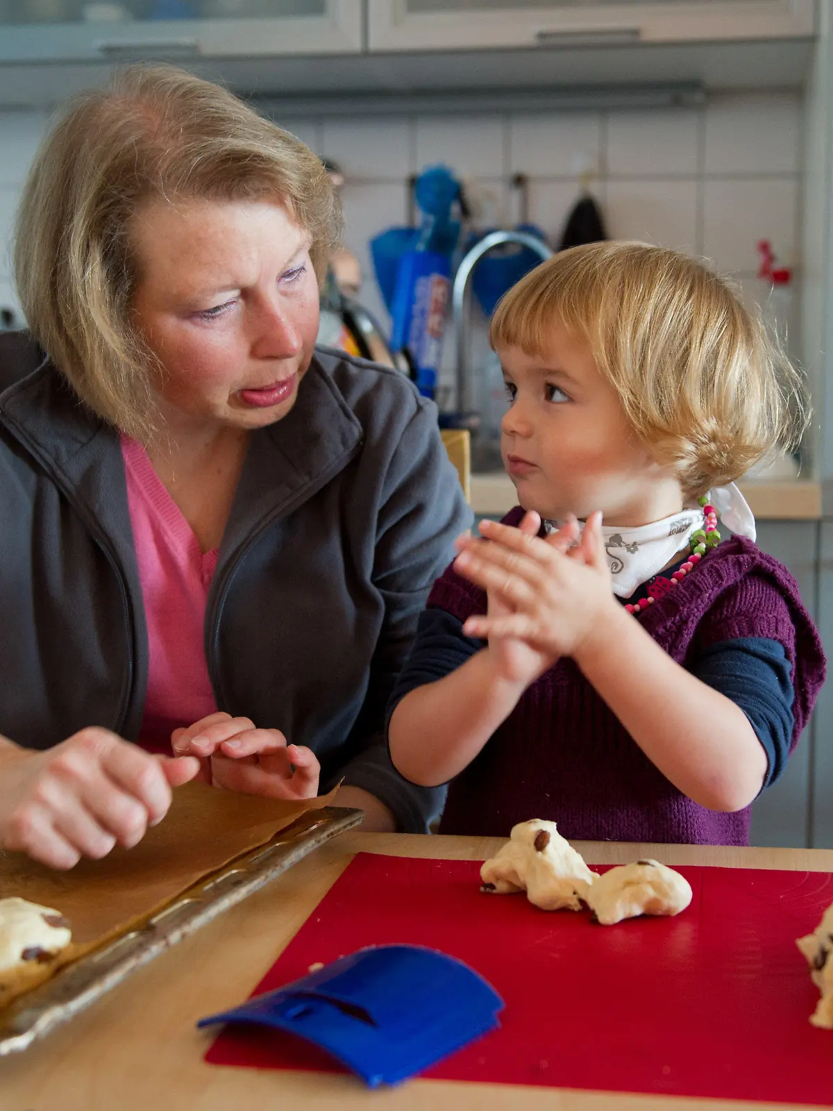 ARCHIV - Die zweijährige Marie wird am 02.11.2012 in einer Privatwohnung in Frankfurt am Main (Hessen) von ihrer Tagesmutter Stephanie Clement betreut. Das umstrittene Betreuungsgeld kommt erst im August 2013 und damit acht Monate später als bisher von der Koalition geplant. Foto: Boris Roessler/dpa  +++(c) dpa - Bildfunk+++