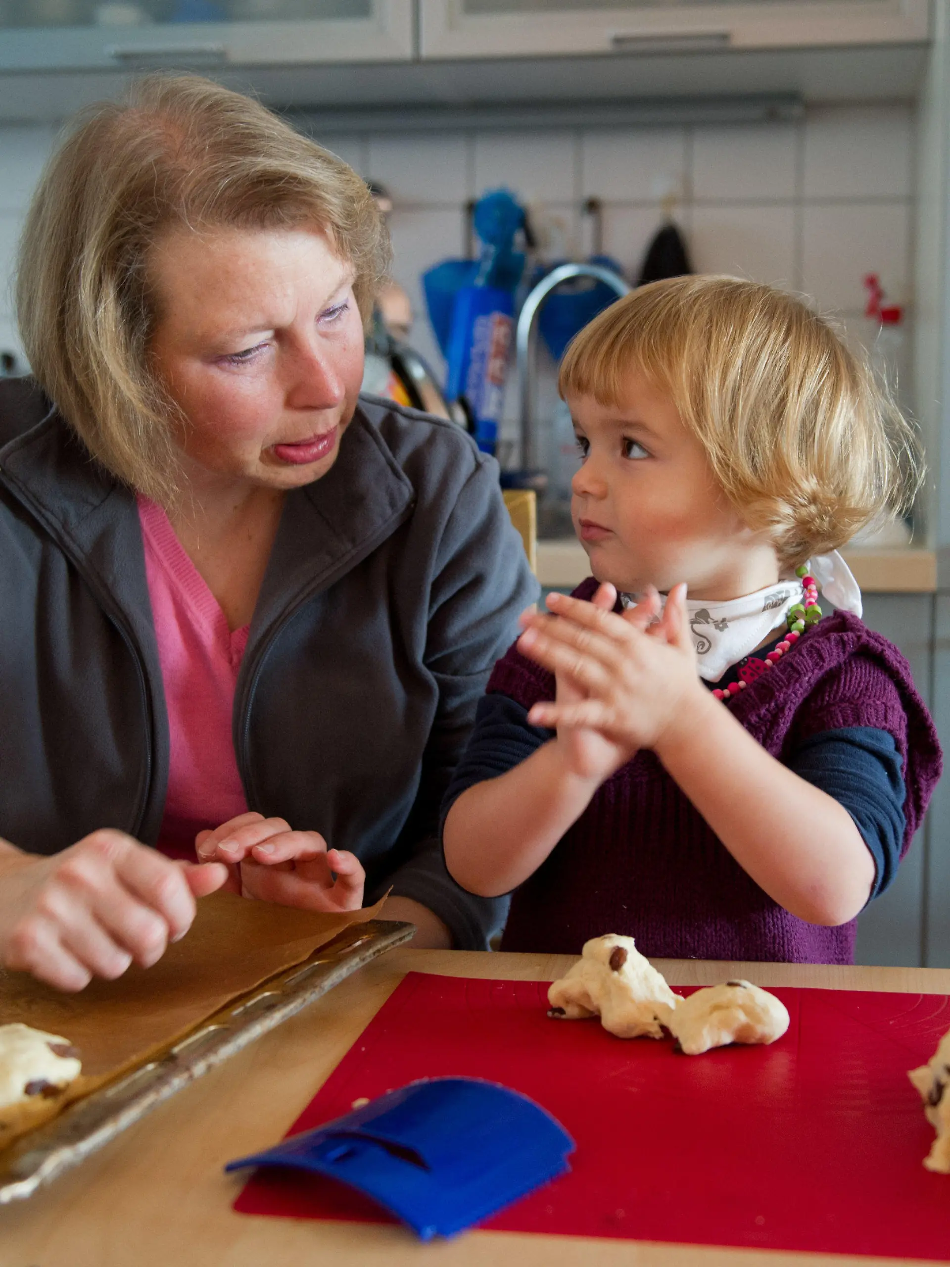 ARCHIV - Die zweijährige Marie wird am 02.11.2012 in einer Privatwohnung in Frankfurt am Main (Hessen) von ihrer Tagesmutter Stephanie Clement betreut. Das umstrittene Betreuungsgeld kommt erst im August 2013 und damit acht Monate später als bisher von der Koalition geplant. Foto: Boris Roessler/dpa  +++(c) dpa - Bildfunk+++